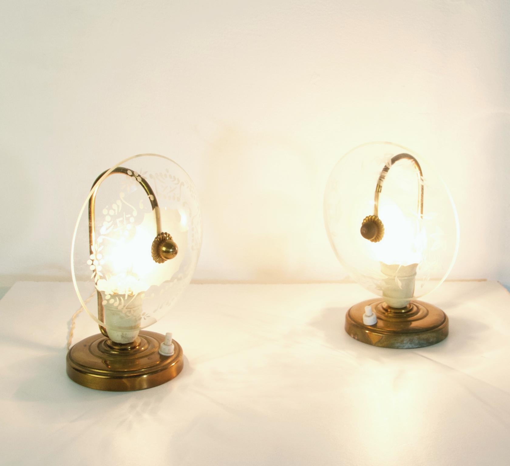 Ein Paar lustige kleine Lampen aus Messing und Glas, die neben dem Bett stehen sollen. Beachten Sie, dass die Ätzung auf dem Glas bei jeder Lampe individuell ist. Funktionierend und in gutem Zustand.