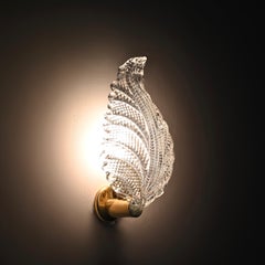 Pareja de apliques de mediados de siglo en cristal de Murano y hojas de latón, de Barovier, Italia Años 50