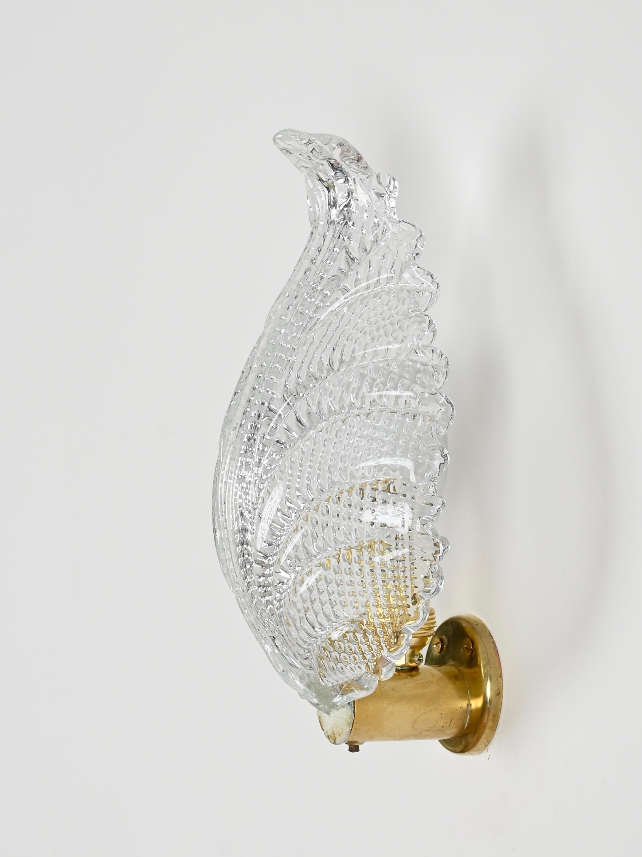 Paar Wandleuchter aus Murano-Glas und Messingblättern aus der Mitte des Jahrhunderts, von Barovier, Italien 1950er Jahre (Moderne der Mitte des Jahrhunderts) im Angebot