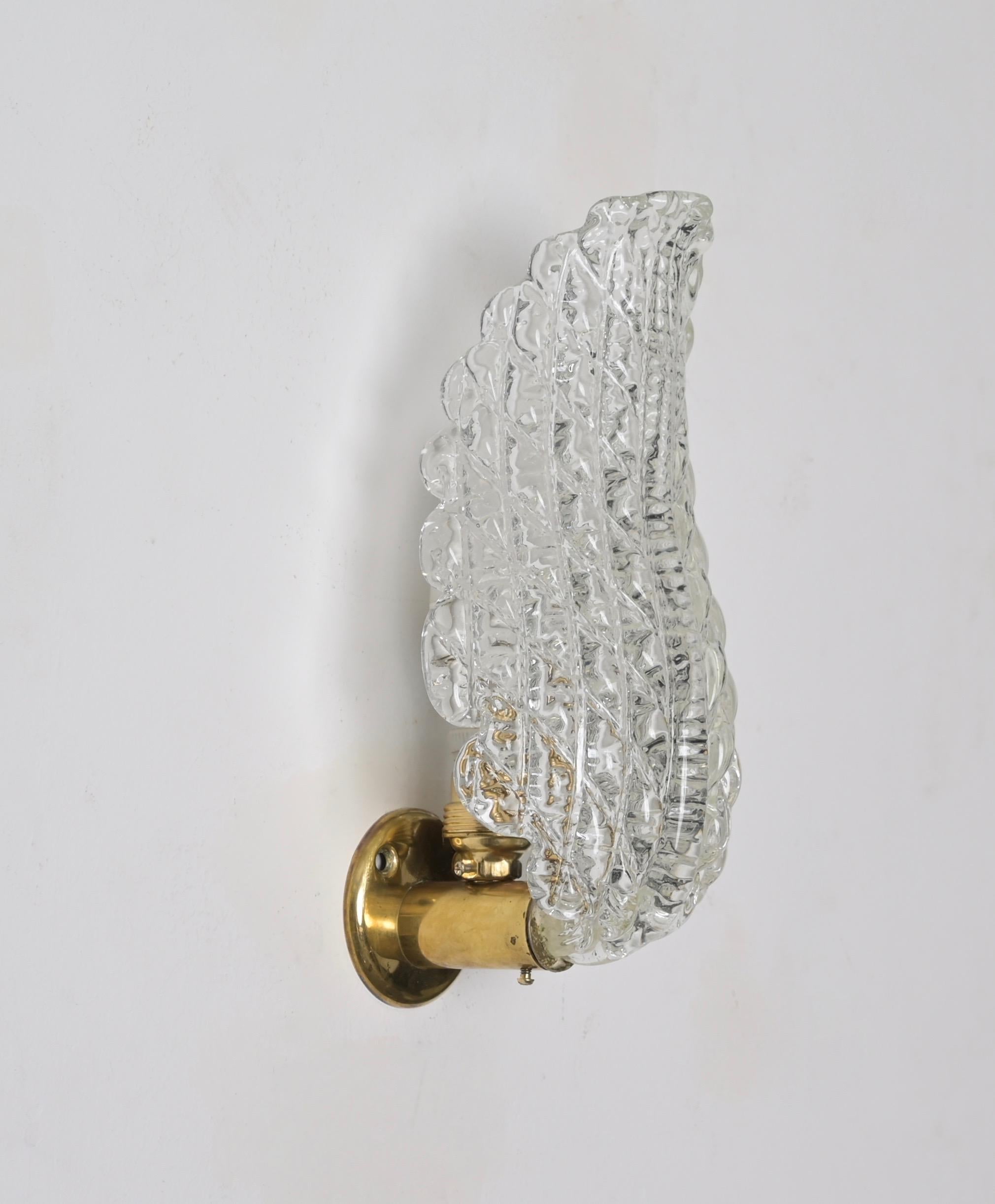 Italian Pair of Midcentury Murano Glass and Brass Leaf Sconces, by Barovier, Italy 1950s For Sale