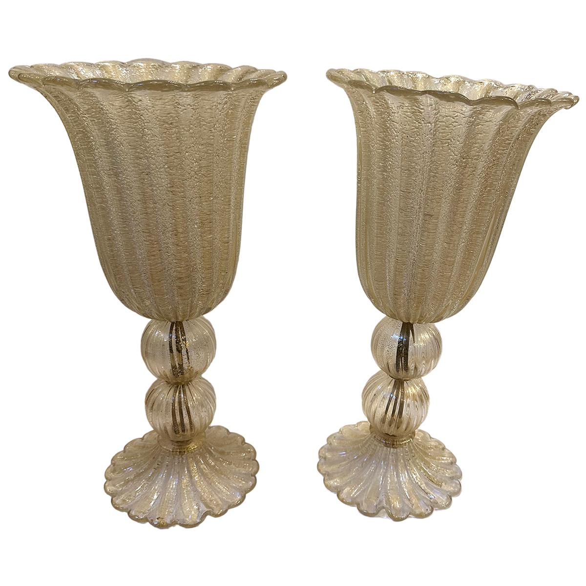 Coppia di lampade in vetro di Murano color crema e oro degli anni '60 circa con luce interna.

Misure:
Altezza : 15