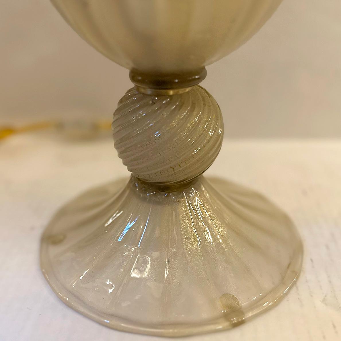 Paire de lampes italiennes en verre de Murano crème et or des années 1960 avec lumière intérieure.

Mesures :
Hauteur : 15
Diamètre : 10.25