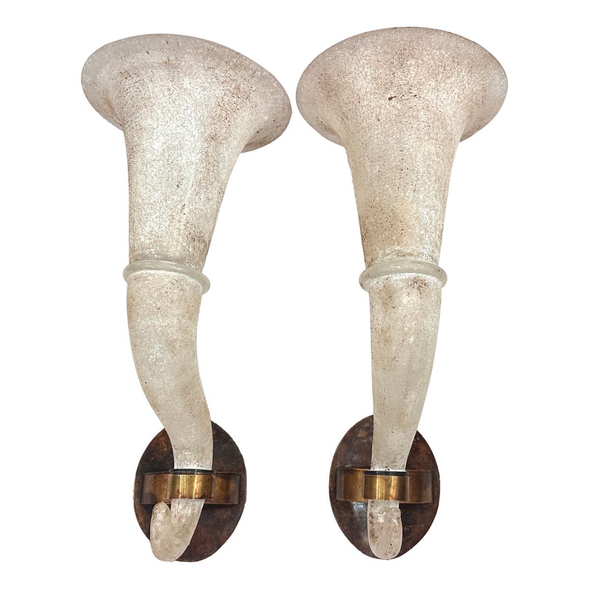 Pareja de apliques de cristal soplado de la década de 1960 con forma de cuerno y placas de fondo de bronce.

Medidas:
Altura: 14,5
Anchura: 7
Profundidad: 9