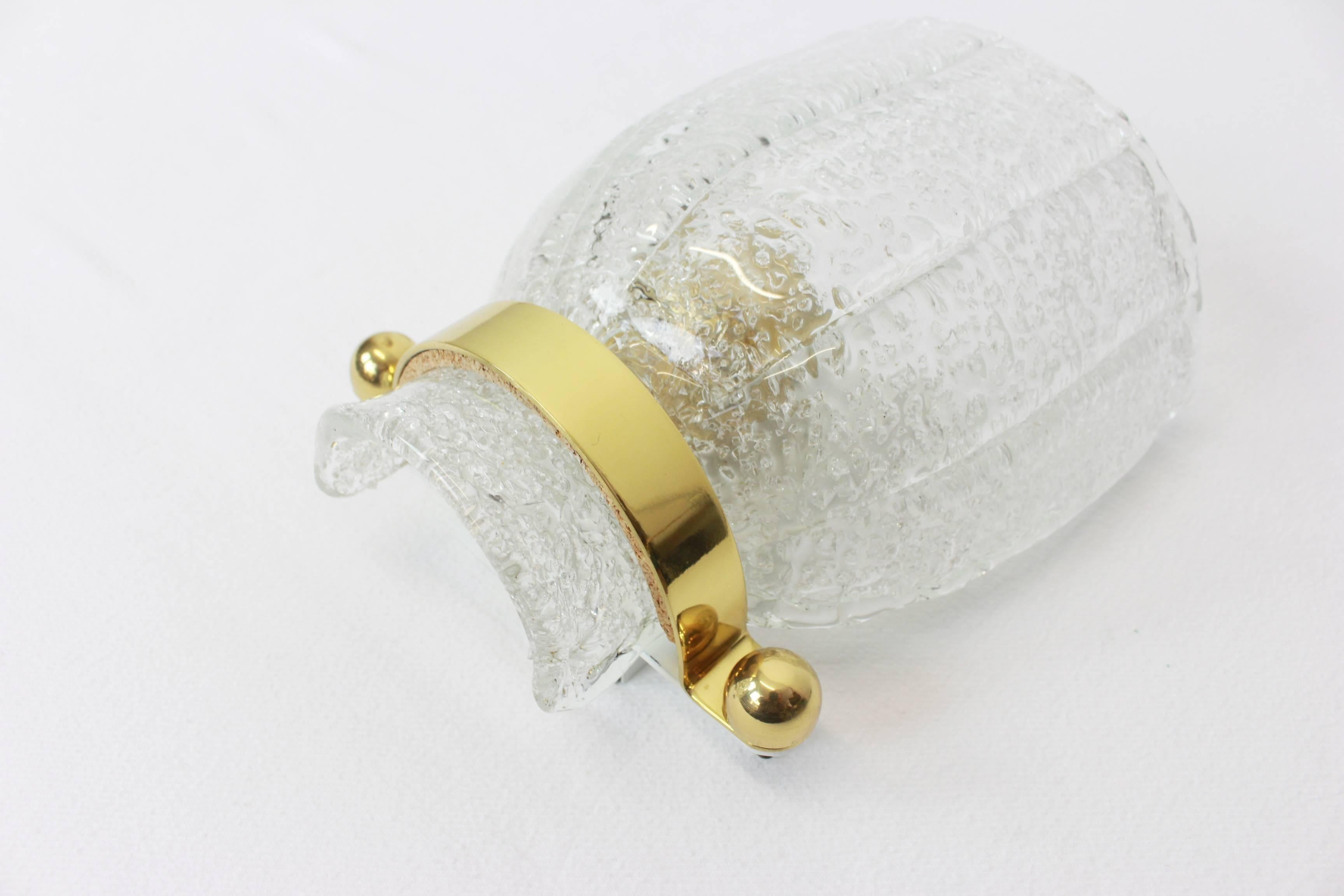 Maravilloso par de apliques de pared de latón de mediados de siglo con cristal de Murano, fabricados por Hillebrand, Alemania, hacia 1960-1969.

Alta calidad y en muy buen estado. 

Cada aplique; 1 bombilla E27 estándar
Las bombillas no están