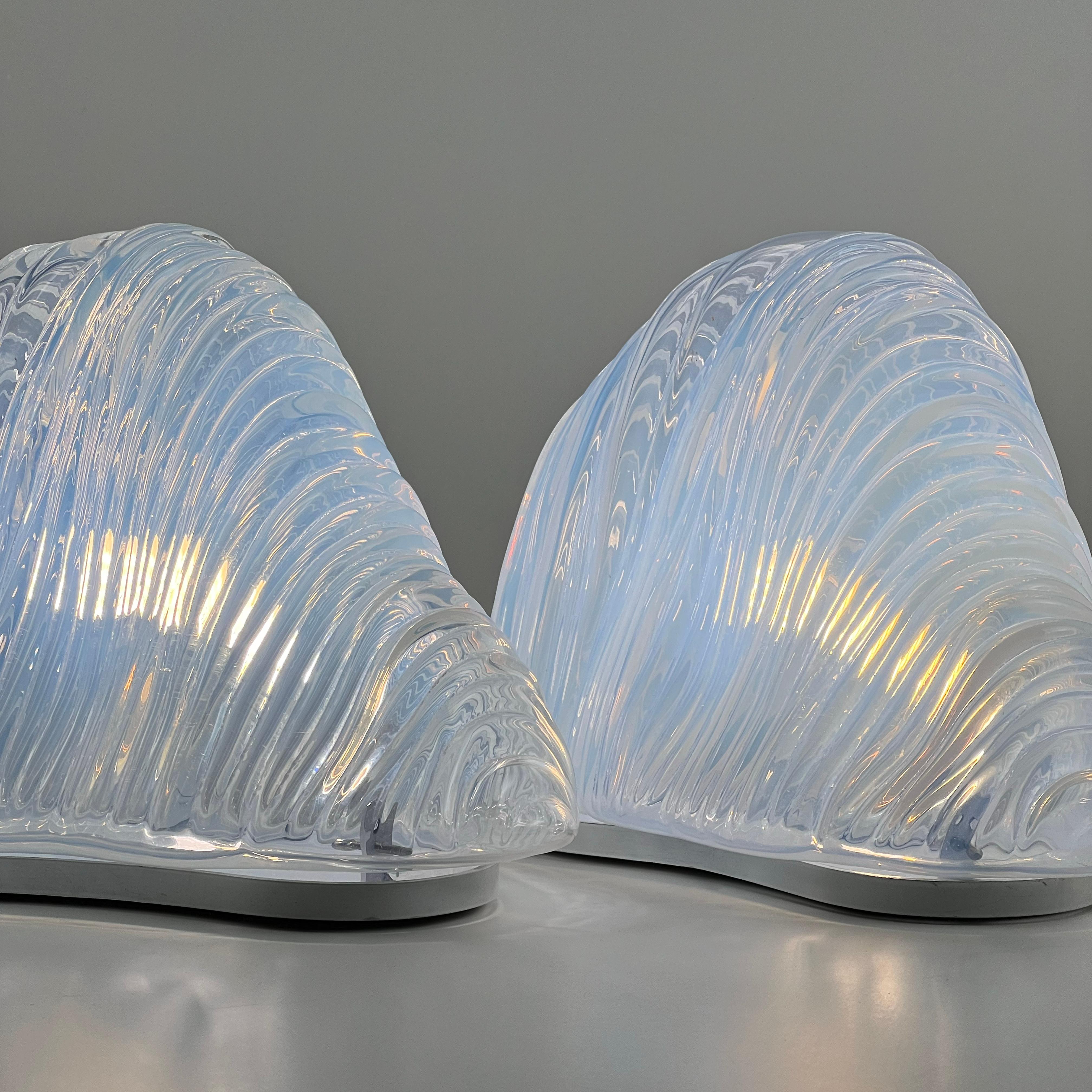Paar Murano-Tischlampen „Iceberg“ aus der Mitte des Jahrhunderts von Carlo Nason, Italien 1970er Jahre

Wir präsentieren ein faszinierendes Paar italienischer schillernder Murano-Tischlampen, die von Carlo Nason für Mazzega entworfen wurden und als