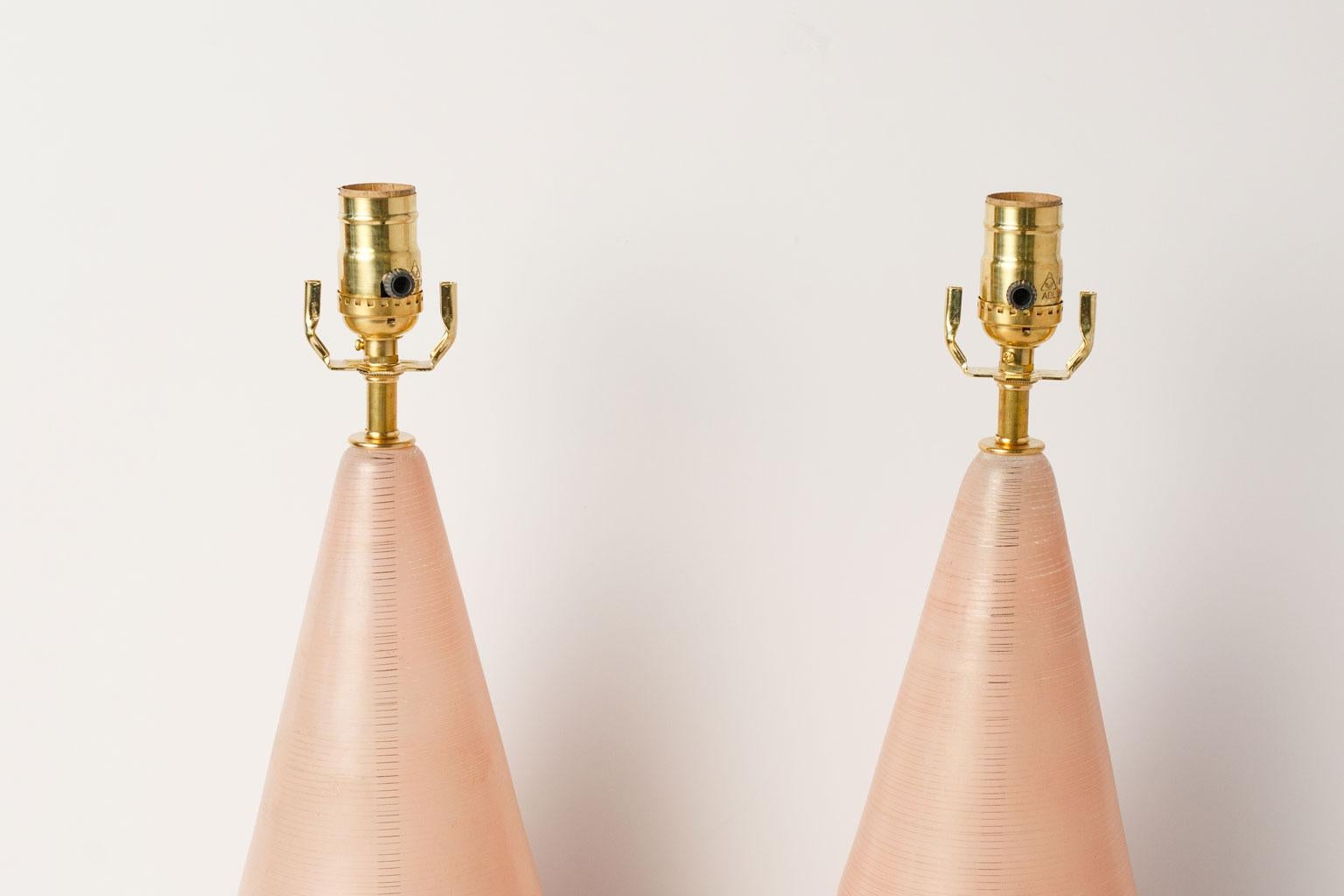 Paar rosa Murano-Tischlampen aus der Mitte des Jahrhunderts (Moderne der Mitte des Jahrhunderts) im Angebot