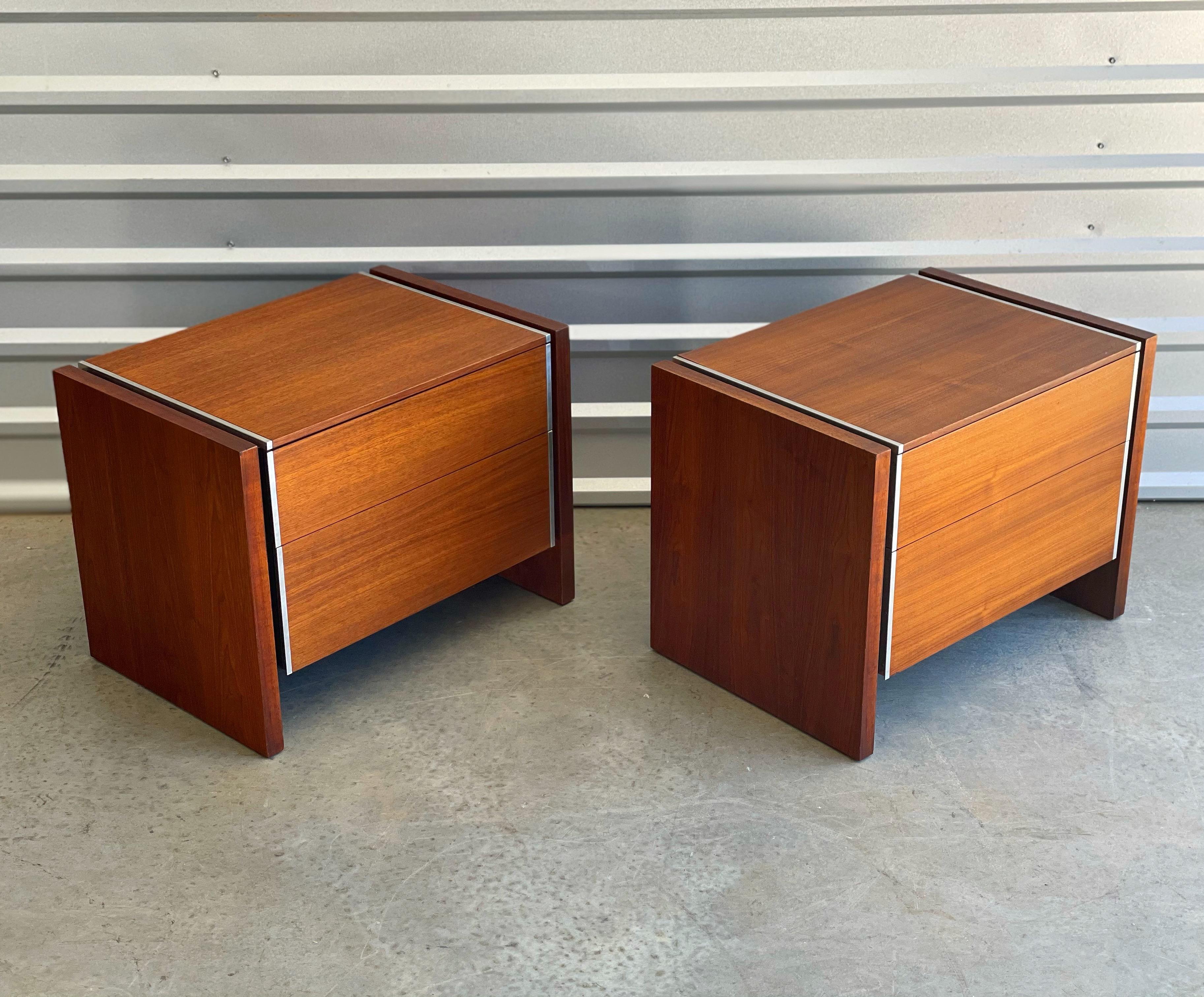 Pair of Midcentury Nightstands by Robert Baron for Glenn of California in Walnut In Good Condition In Framingham, MA