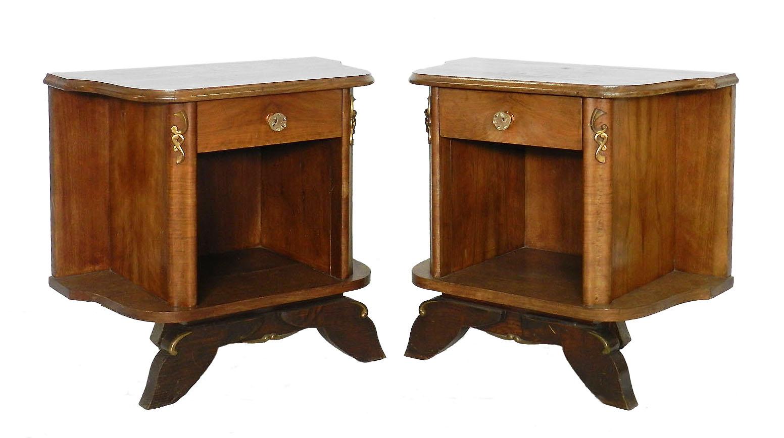 Pair of French nightstands side cabinets bedside tables, midcentury
Quartered walnut tops
Single drawer
Good vintage condition for their age with minor marks of use.