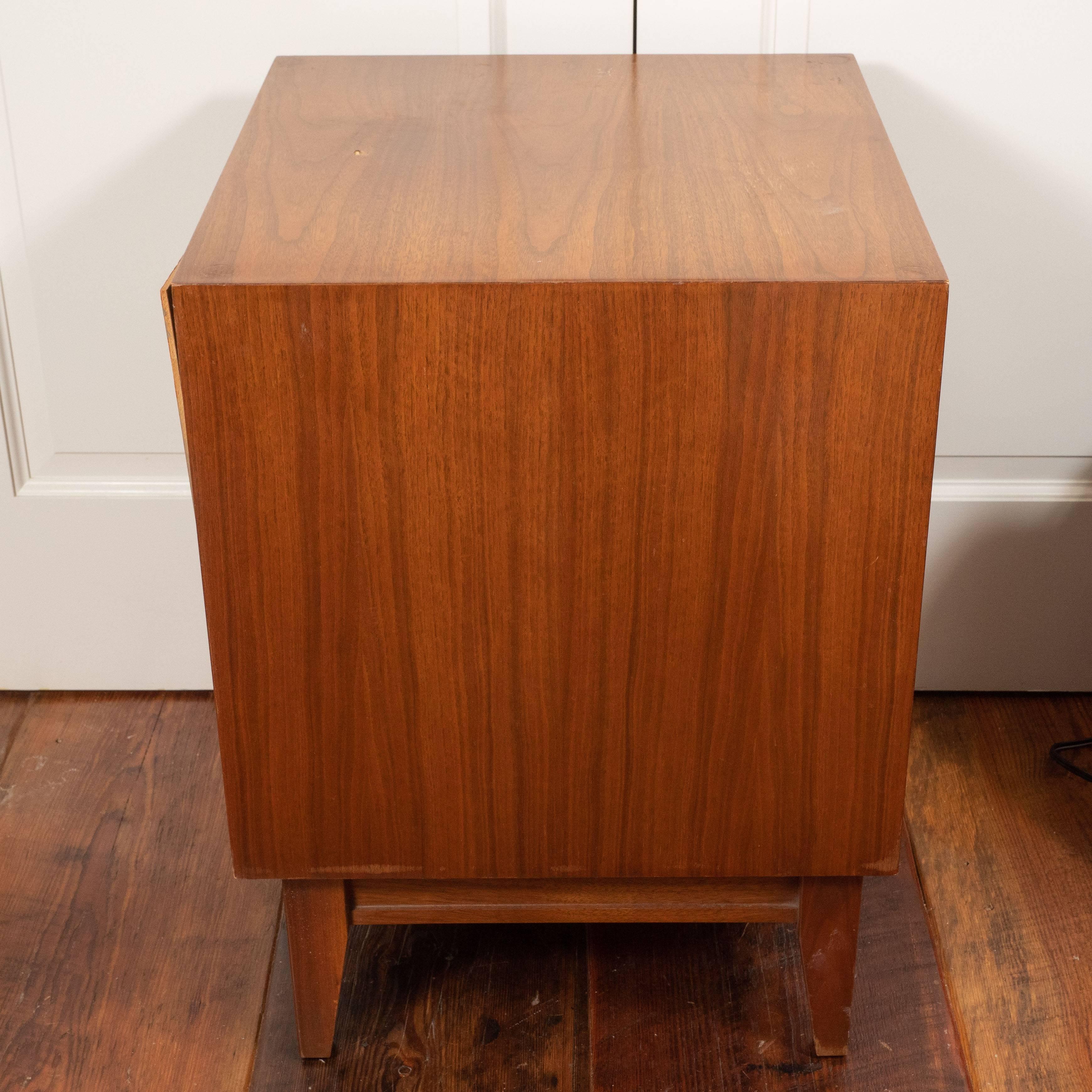 Pair of Midcentury Nightstands with Drawer 8