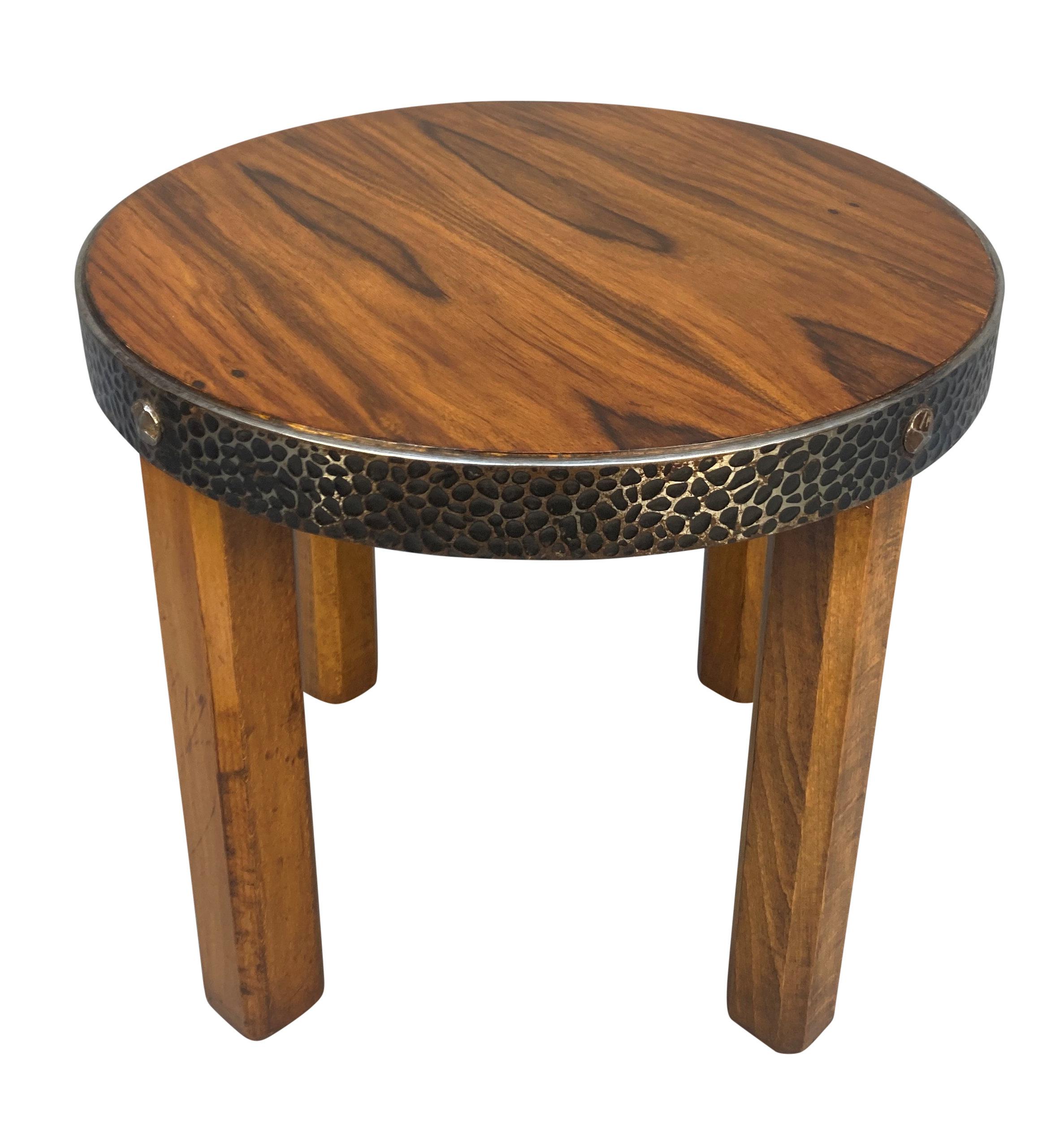 Paire de tables d'appoint circulaires anglaises du milieu du siècle en teck, avec des détails en acier martelé.