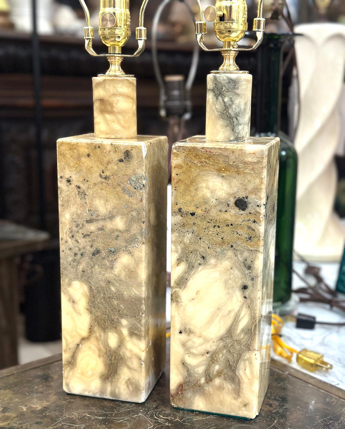 Paar Onyx-Lampen aus der Mitte des Jahrhunderts im Zustand „Gut“ im Angebot in New York, NY
