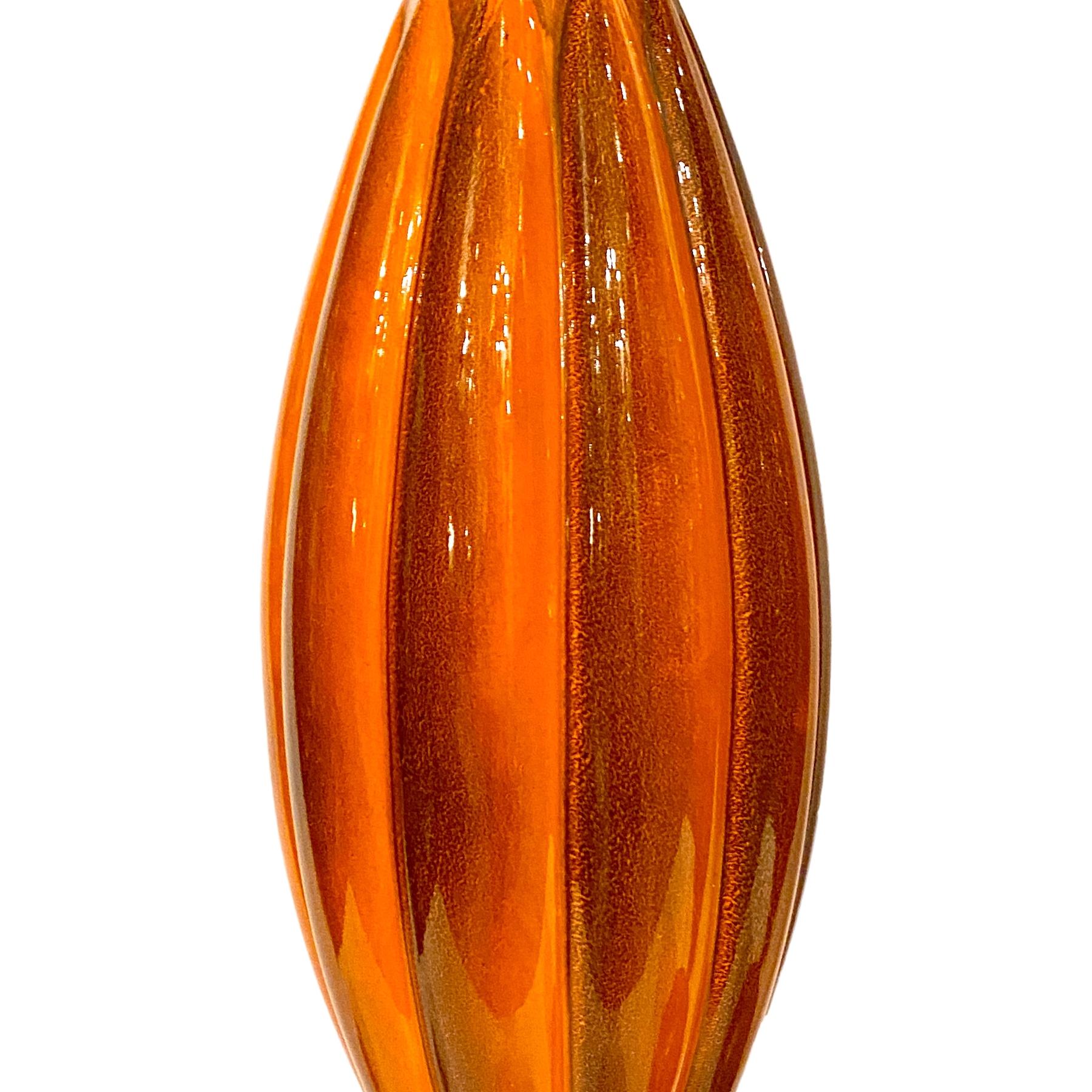 Pareja de lámparas italianas de porcelana naranja de los años 60 con base de madera.

Medidas:
Altura del cuerpo: 21