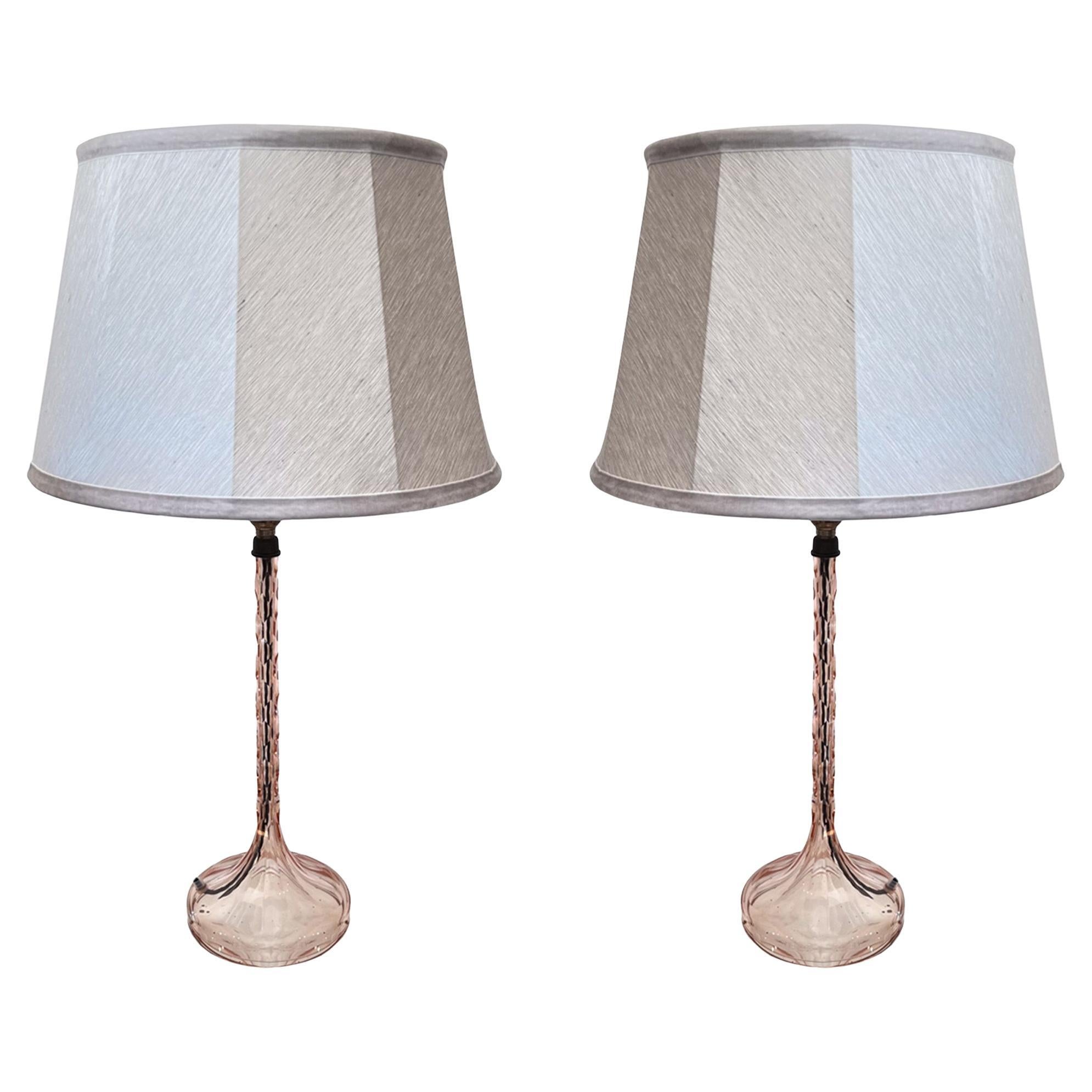 Paar Tischlampen aus blassrosa Glas aus der Mitte des Jahrhunderts