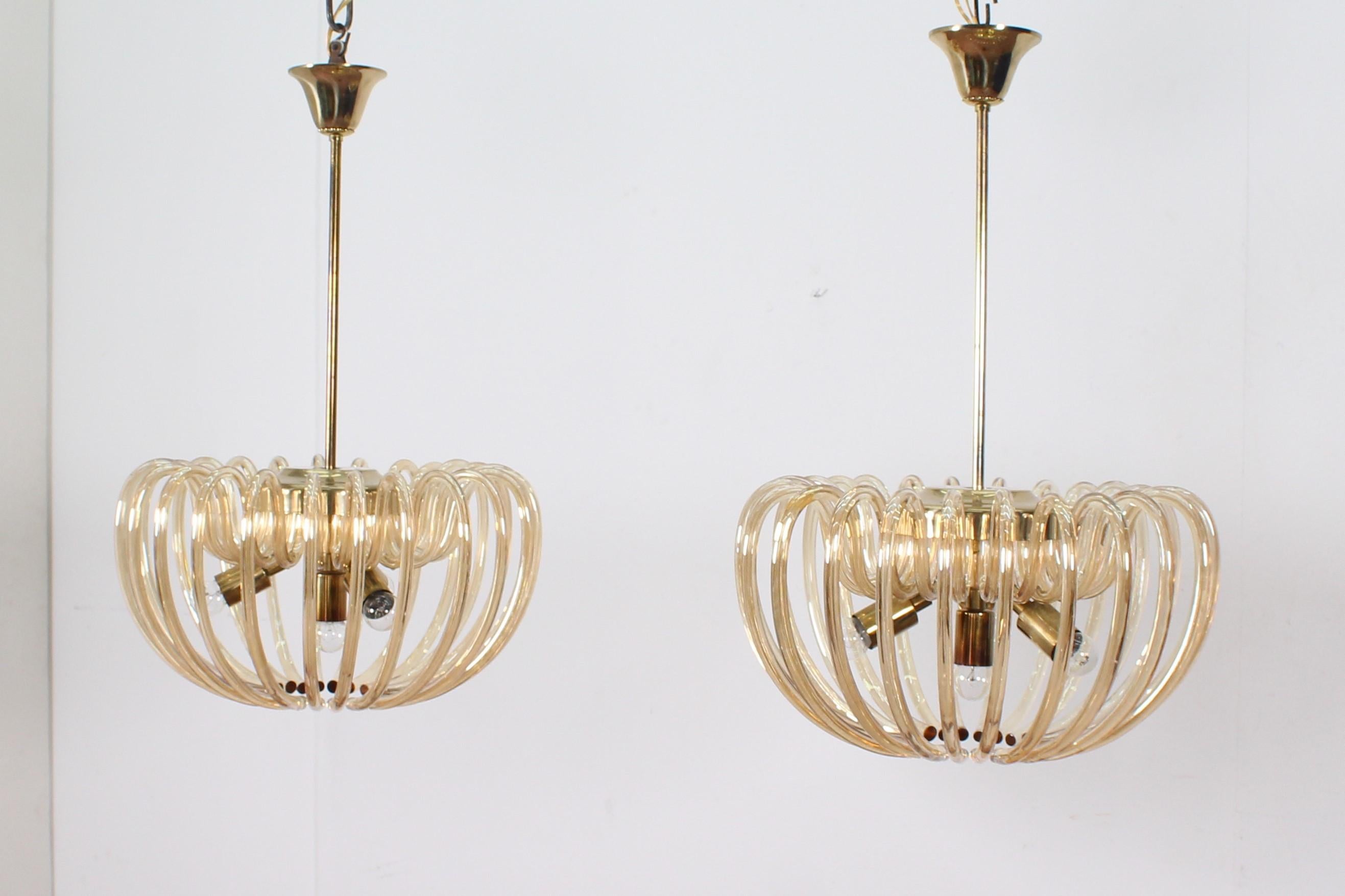 Pair of pendant chandeliers attributed to Venini, Murano, in brass and amber-colored curved crystal tubes. Italian production from the 1960s.
Wear consistent with age and use.