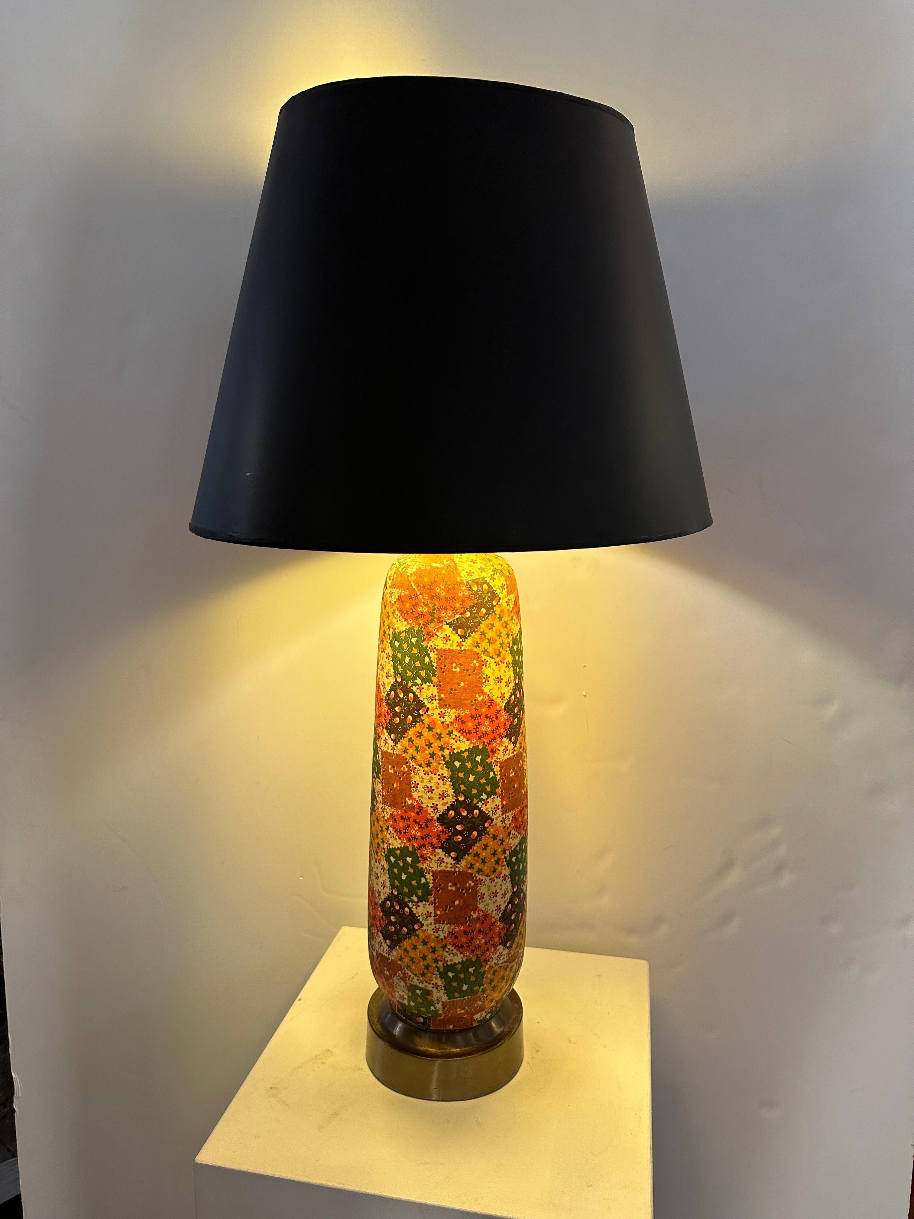 Cette paire de lampes de table en patchwork transmet l'essence du design du milieu du siècle. La base en laiton patiné met en valeur l'aspect ludique du motif patchwork. Les patchs colorés combinent des teintes beiges, vertes, jaunes, rouges et