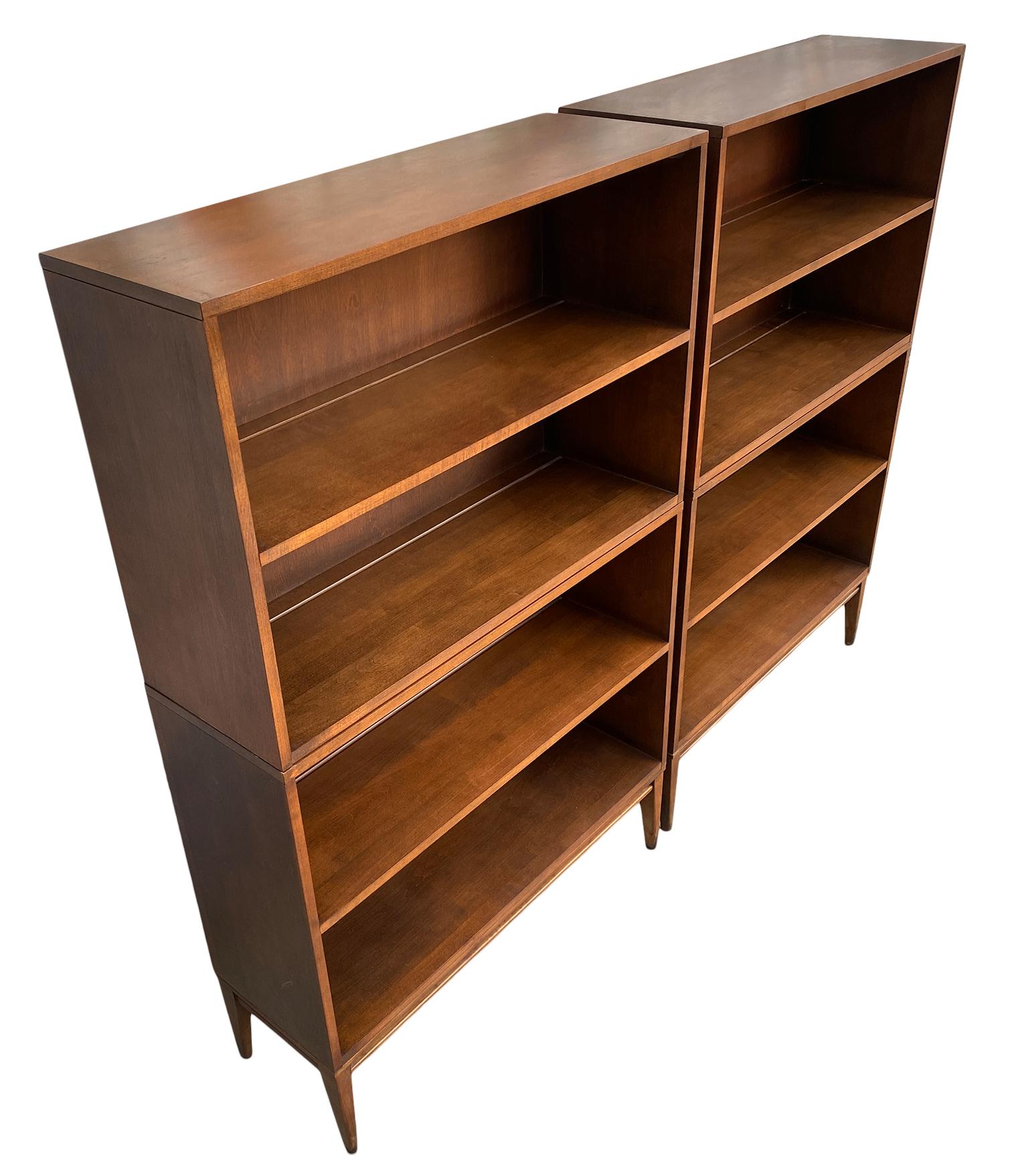 Pair of Midcentury Paul McCobb Double Bookshelves #1516 Maple Walnut Finish In Good Condition In BROOKLYN, NY