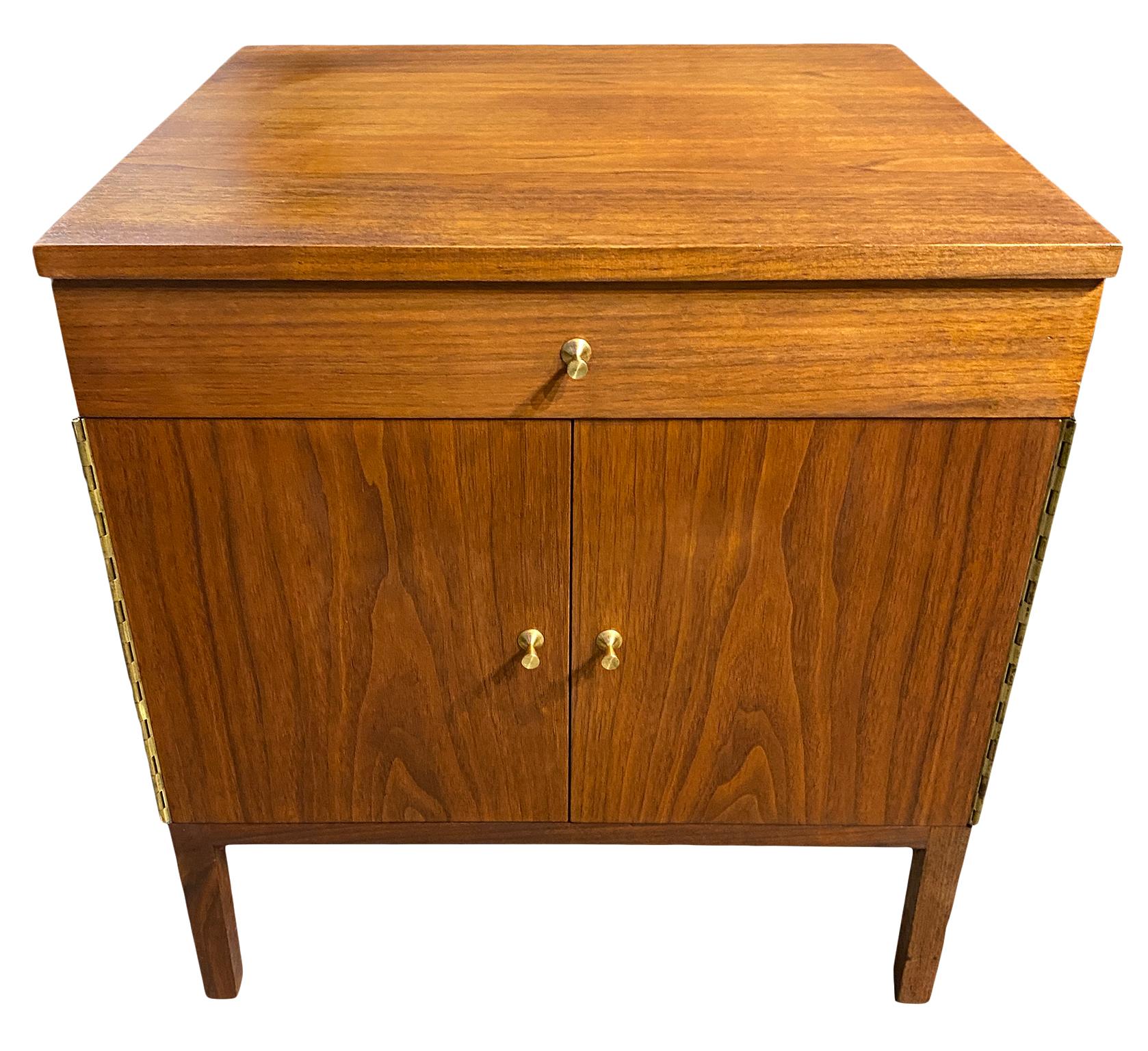 Pair of Midcentury Paul McCobb for Directional Nightstands Cabinets Walnut In Good Condition For Sale In BROOKLYN, NY