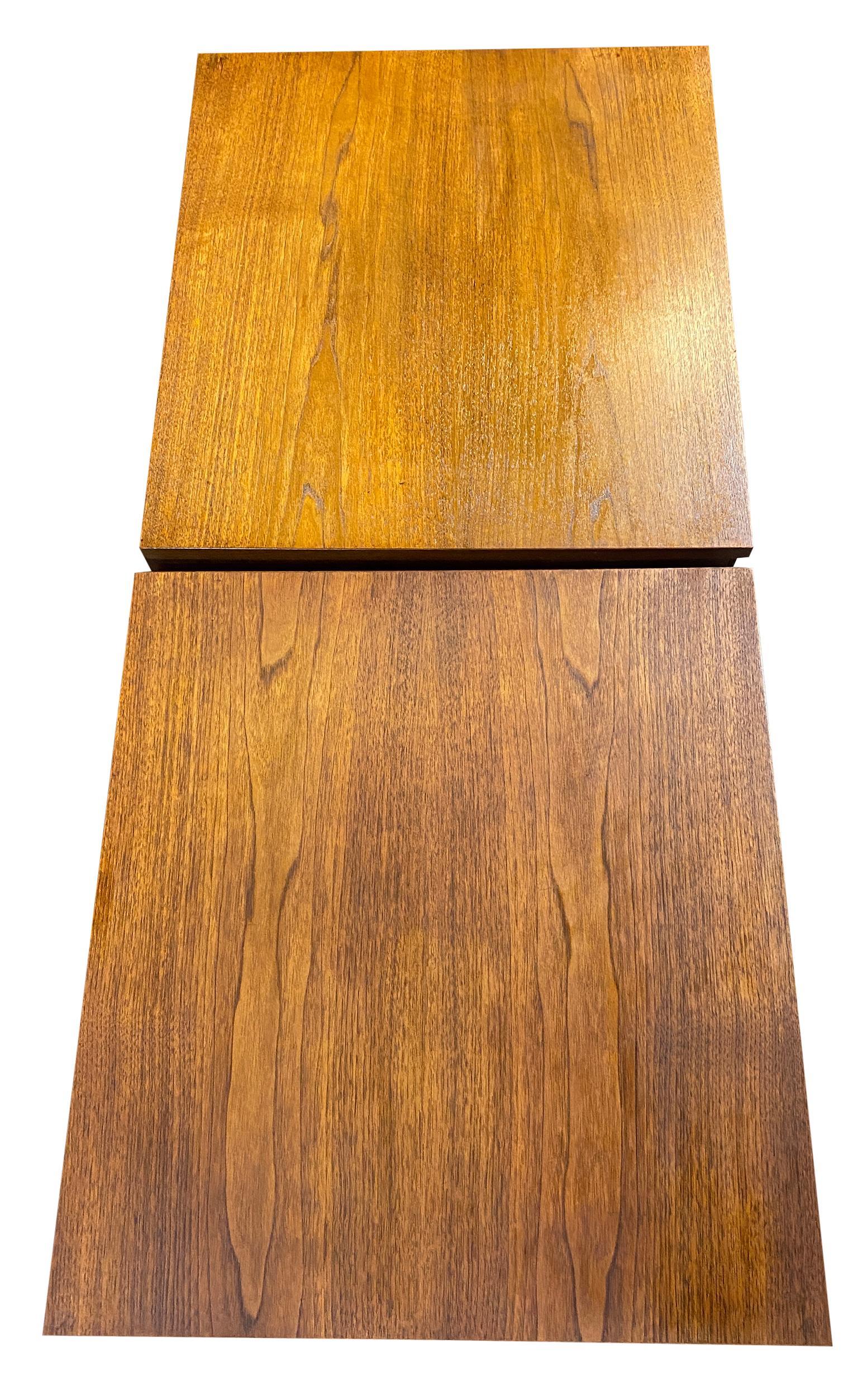Noce Coppia di comodini di metà secolo Paul McCobb per Directional Cabinet in noce in vendita