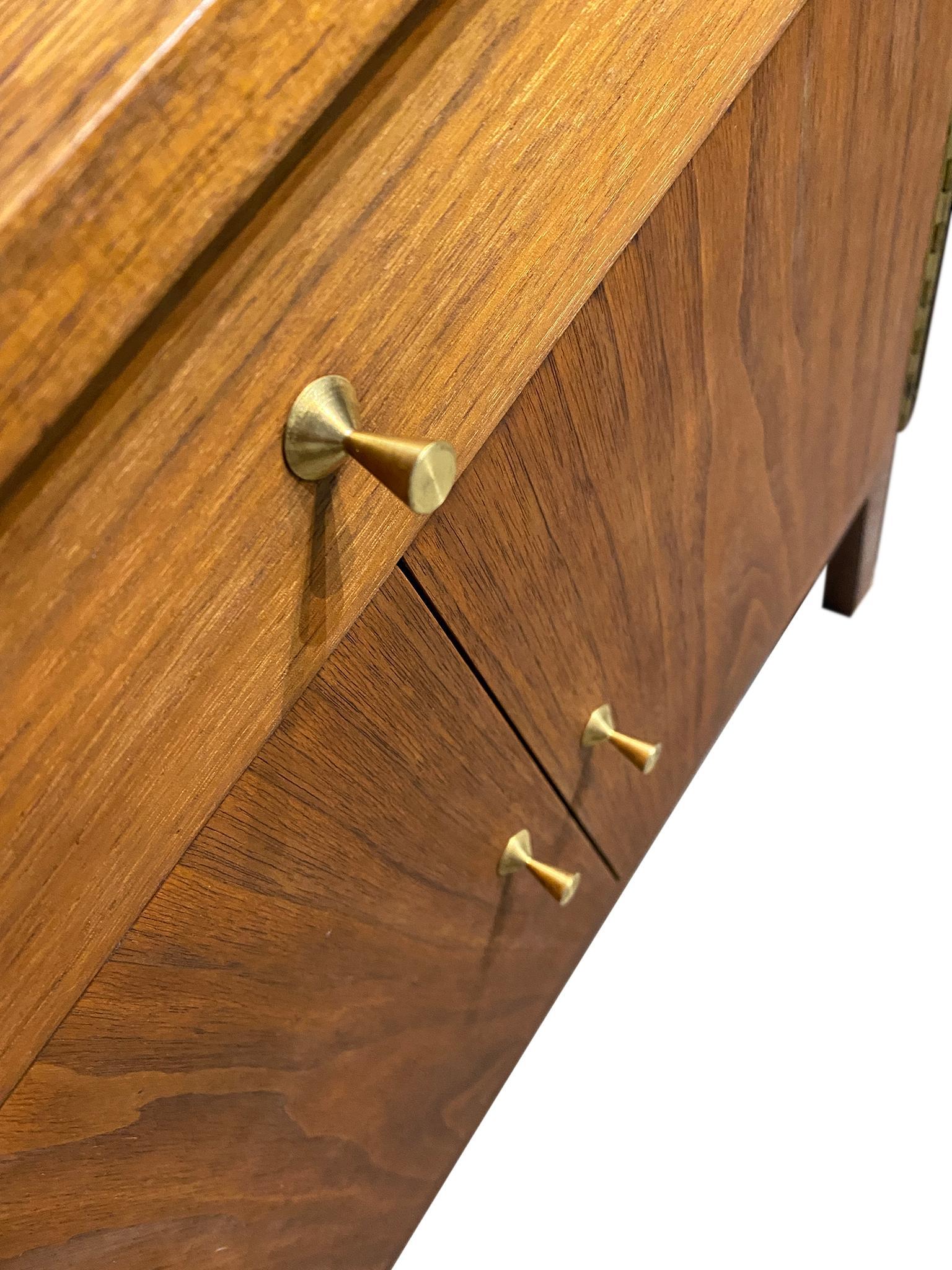 Coppia di comodini di metà secolo Paul McCobb per Directional Cabinet in noce in vendita 1