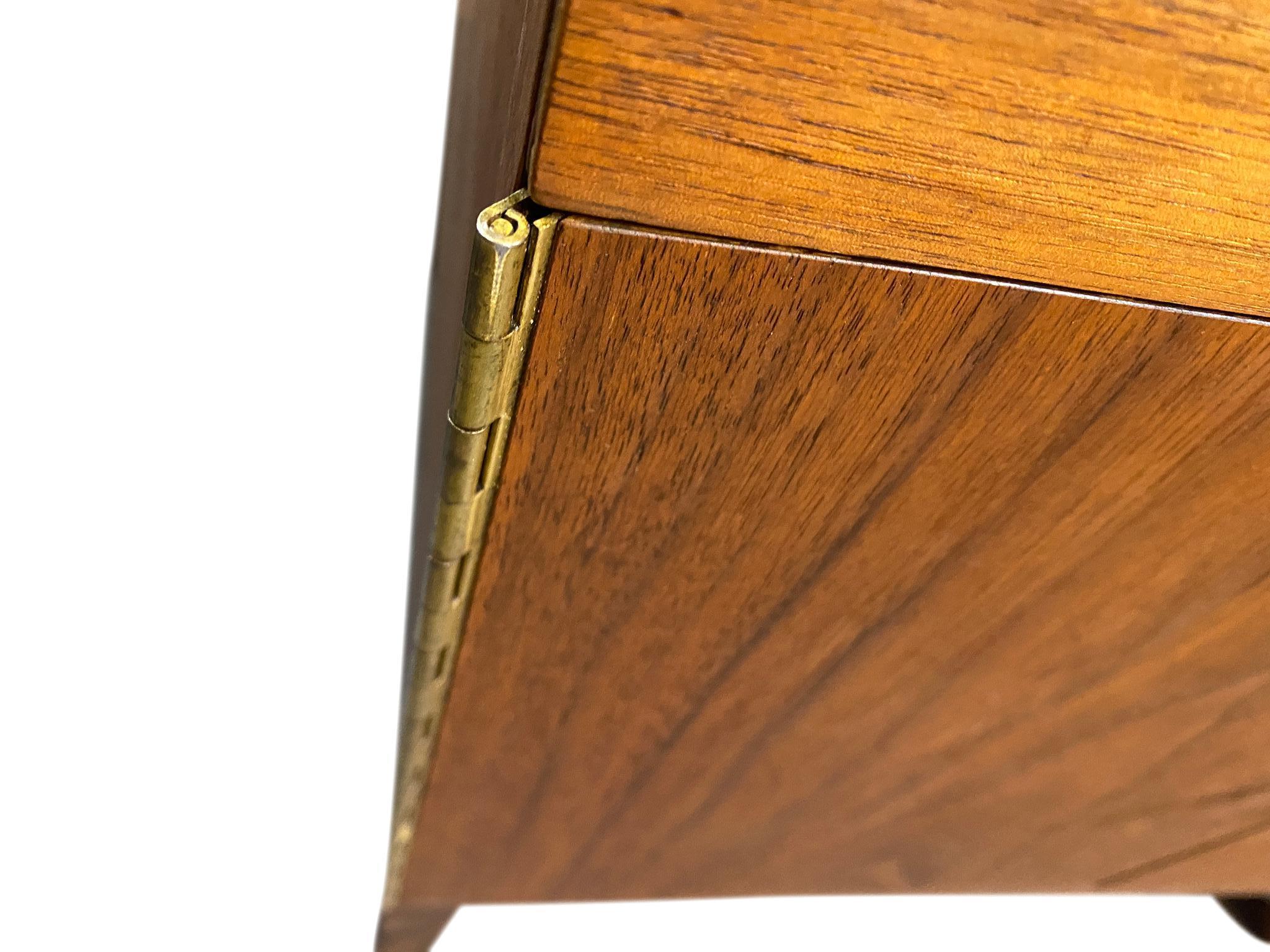 Coppia di comodini di metà secolo Paul McCobb per Directional Cabinet in noce in vendita 2
