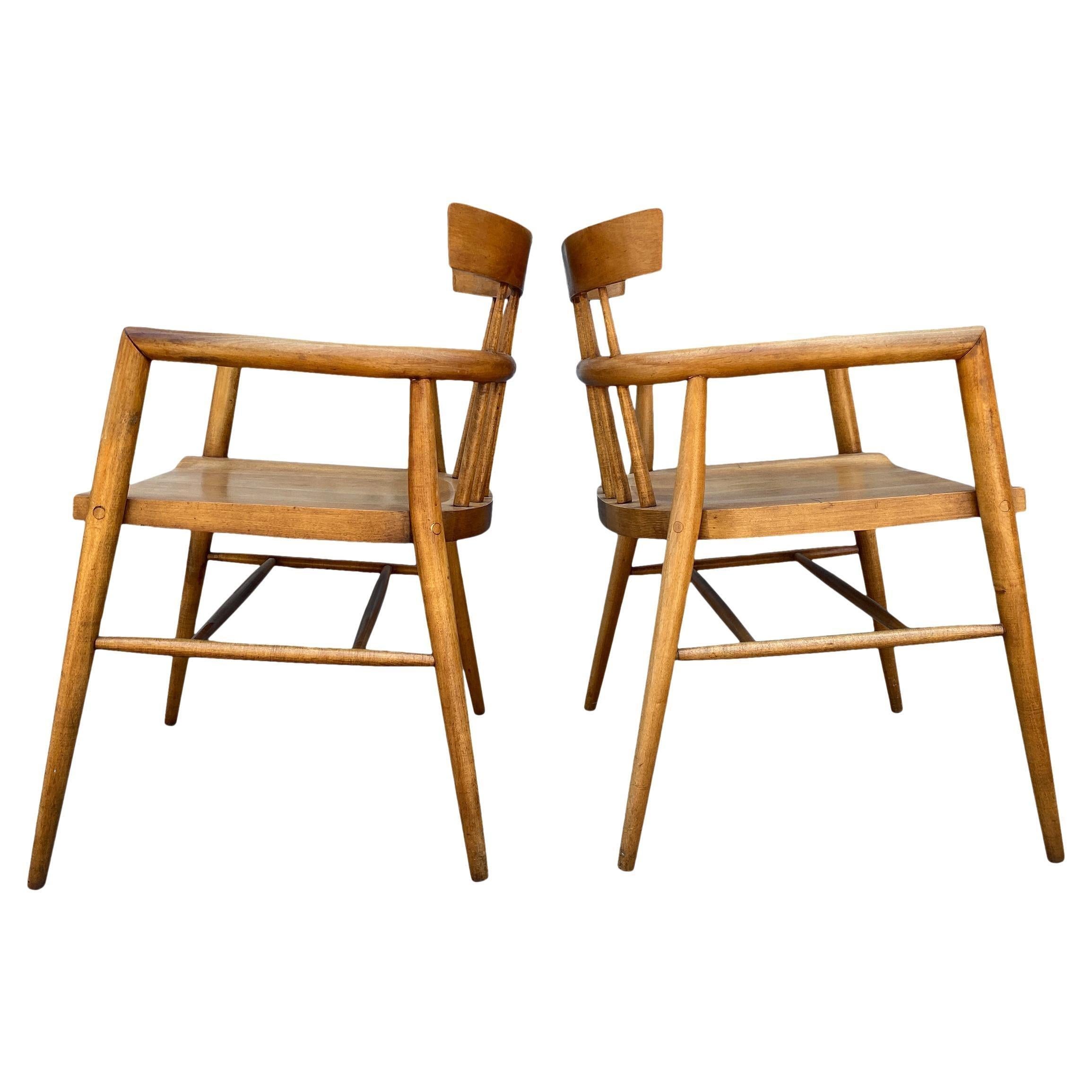 Paire de rares fauteuils en érable Paul McCobb Planner Group Captain du milieu du siècle. Siège et dossier incurvé en érable massif sur des pieds effilés. État vintage d'origine. Finition d'origine en tabac blond avec une belle patine. Ces chaises