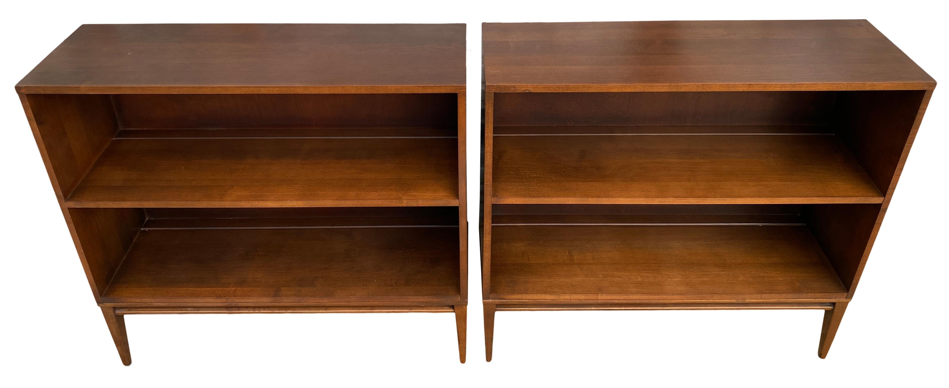 Pair of vintage midcentury Paul McCobb single high bookcases bookshelves #1516 original walnut finish over solid maple with solid maple 4 leg base. Beautiful bookcase set by Paul McCobb, circa 1950s Planner Group, single center fixed shelf, solid