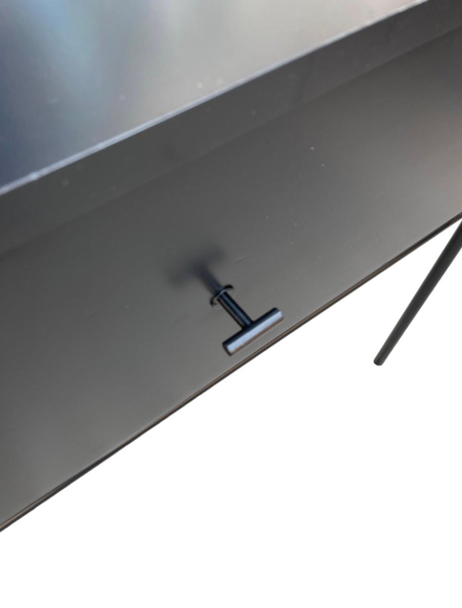 Pair of Midcentury Paul McCobb Single Drawer #1500 Nightstands Black T Pulls In Good Condition In BROOKLYN, NY