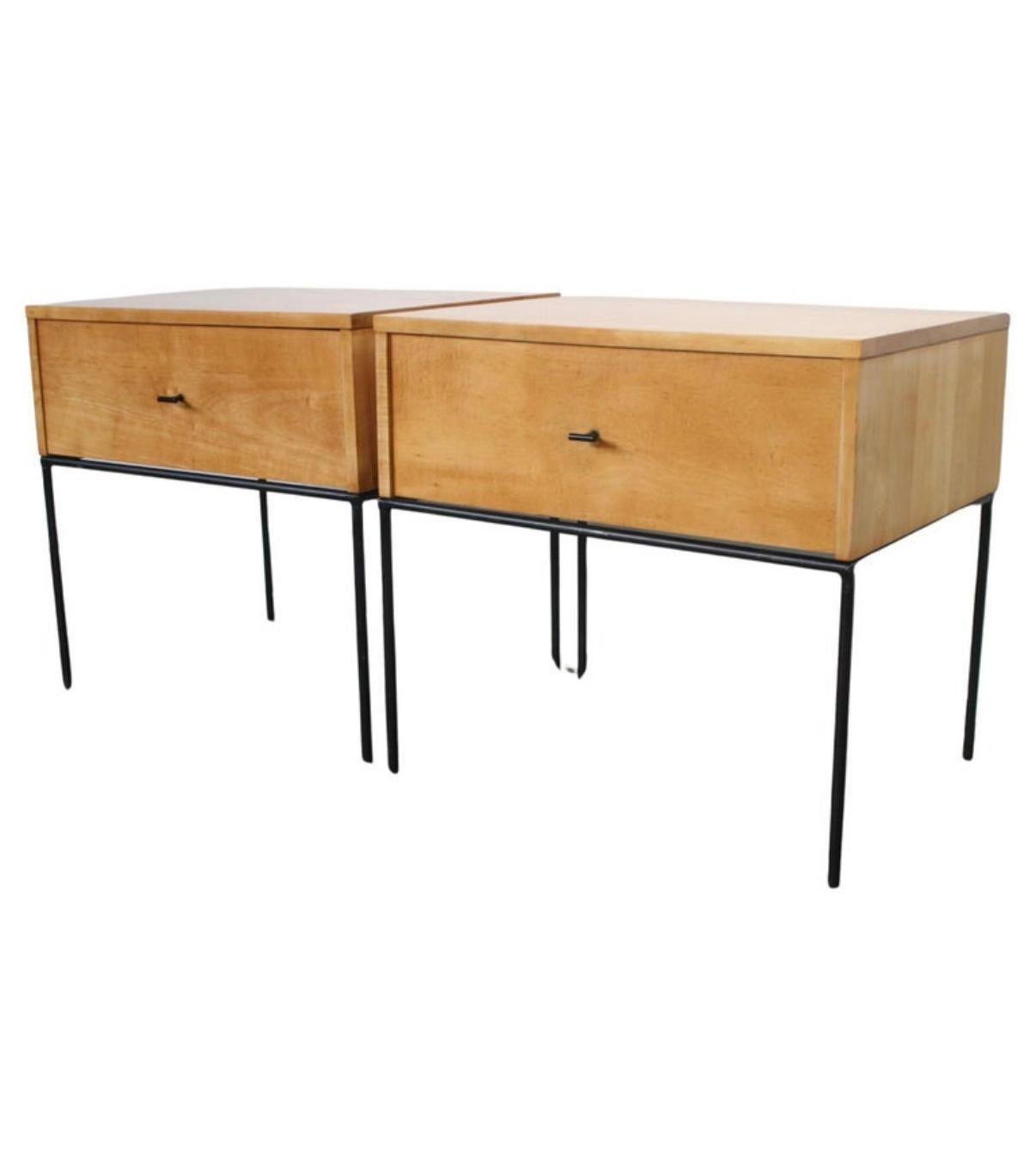 Magnifique paire de tables de nuit en érable Paul McCobb planner group #1500, tables d'appoint à un tiroir. Boutons de tirage en T noir. Finition blonde sur érable. Paire de tables de nuit au design très moderne avec base en fer à 4 pieds. Tout en
