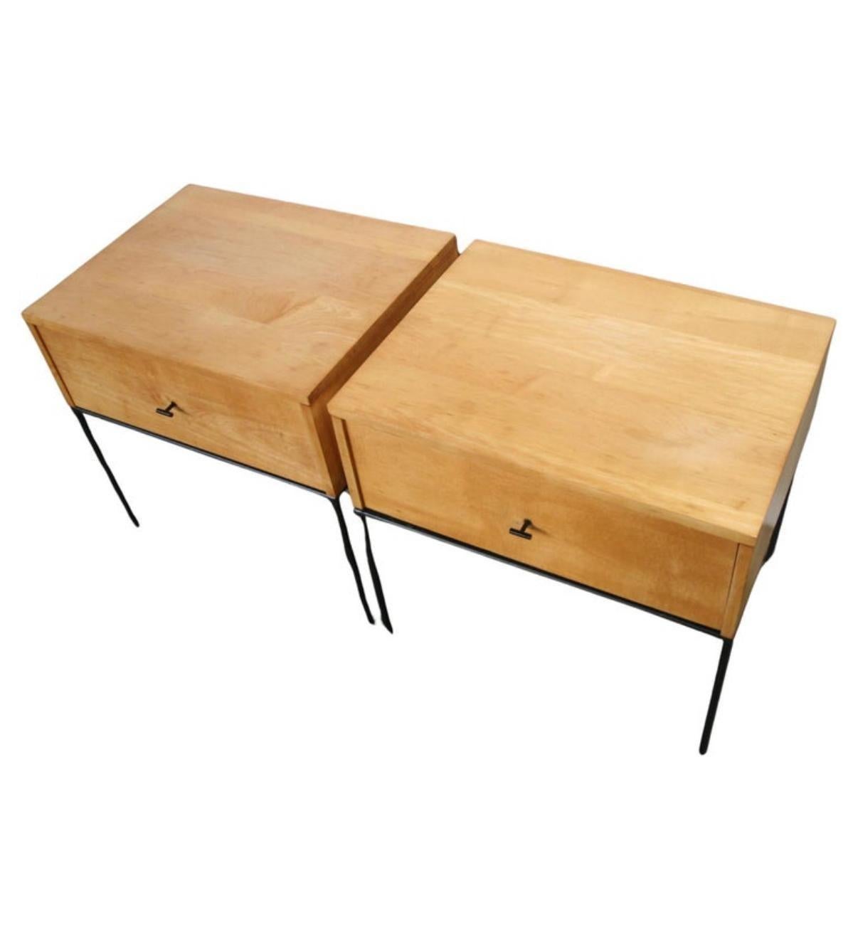 Mid-Century Modern Paire de tables de nuit du milieu du siècle dernier à un tiroir de Paul McCobb n° 1500 avec poignées en T blonde en vente