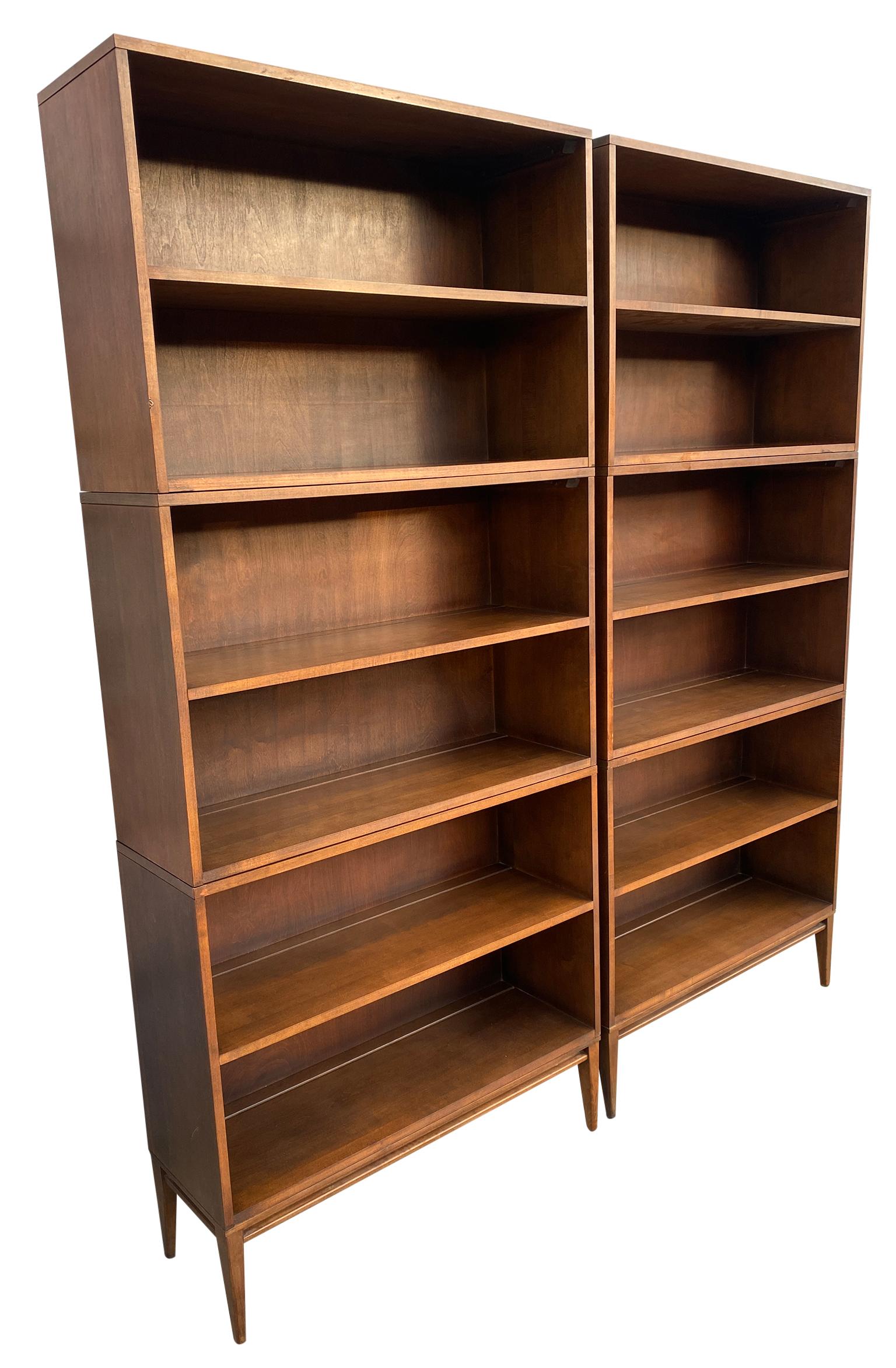 Pair of Midcentury Paul McCobb Triple Bookshelves #1516 Maple Walnut Finish In Good Condition In BROOKLYN, NY