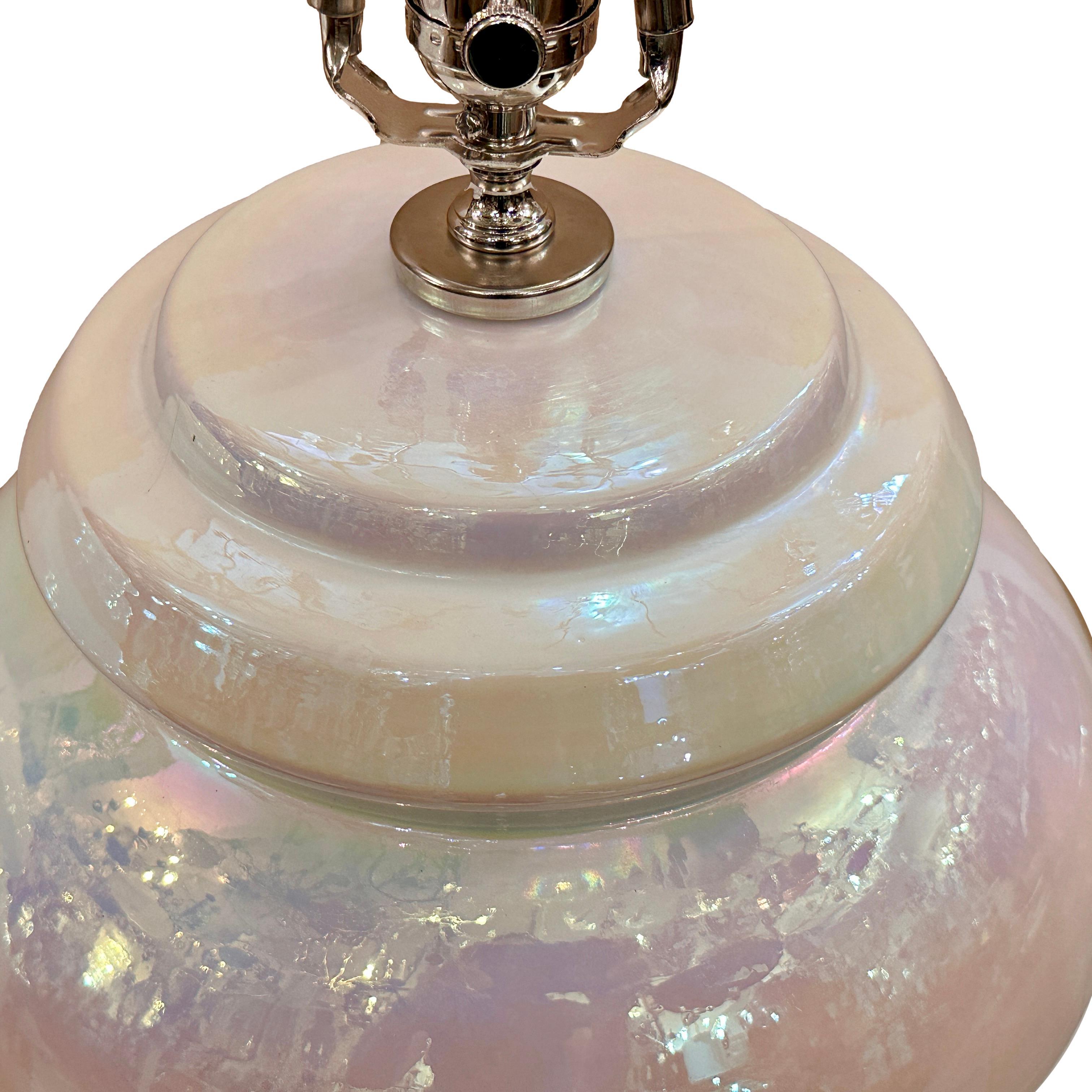 Ein Paar französische Lampen aus Perlglanzglas mit vernickelten Sockeln aus der Zeit um 1960.

Abmessungen:
Höhe des Körpers: 14″.
Höhe bis zur Schirmauflage: 25″.
Durchmesser: 11″