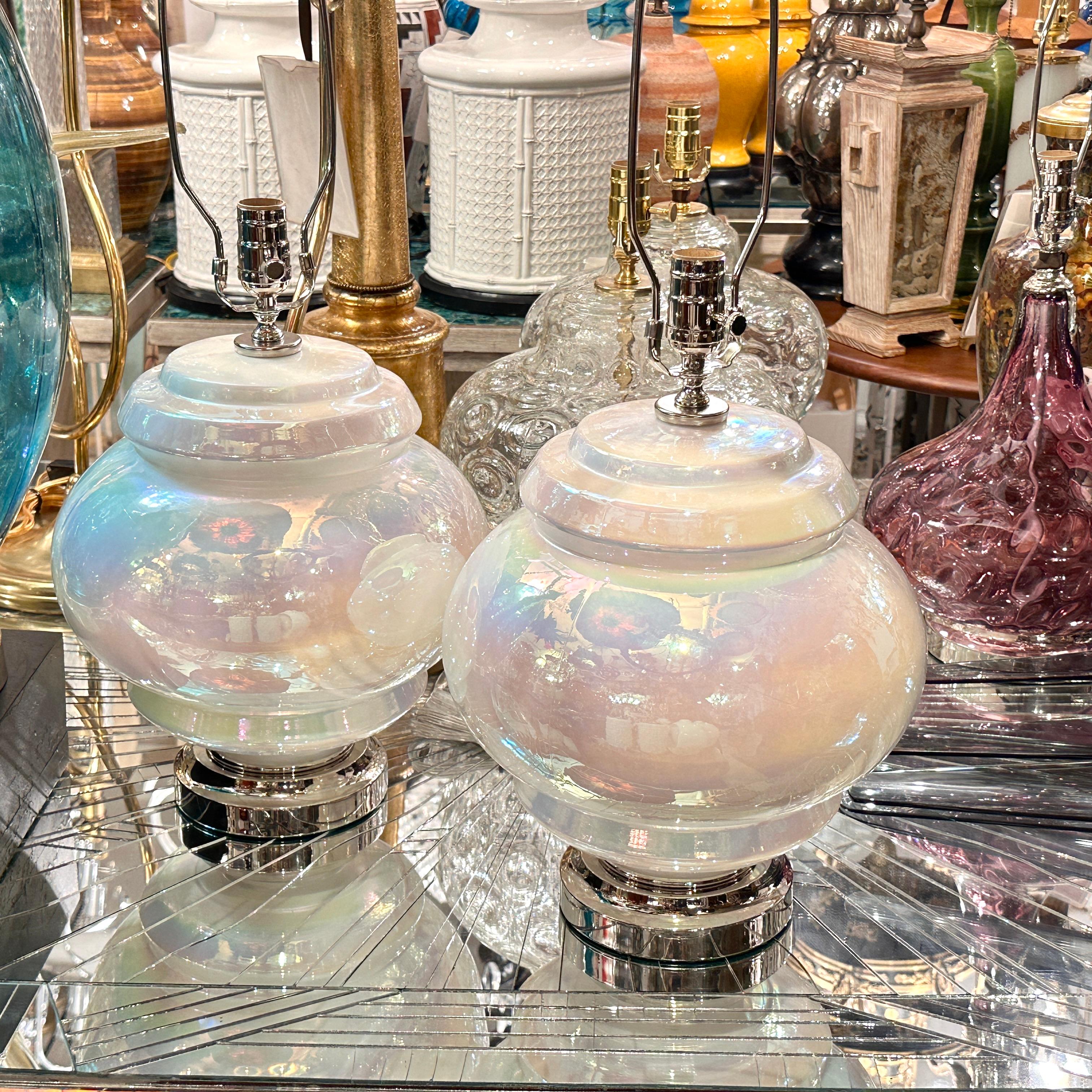 Paar Lampen aus Perlglanzglas aus der Mitte des Jahrhunderts (Französisch) im Angebot