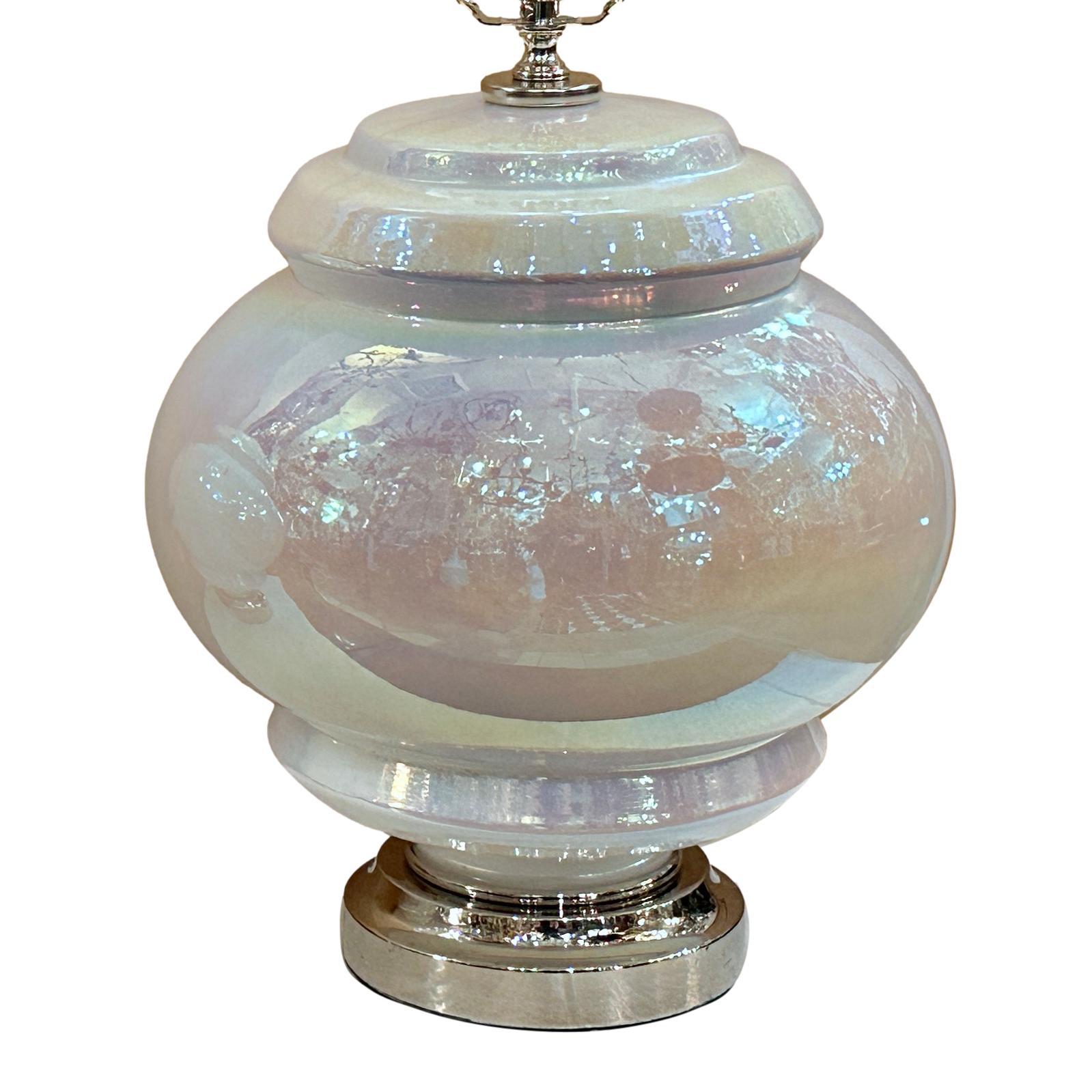 Paar Lampen aus Perlglanzglas aus der Mitte des Jahrhunderts im Zustand „Gut“ im Angebot in New York, NY