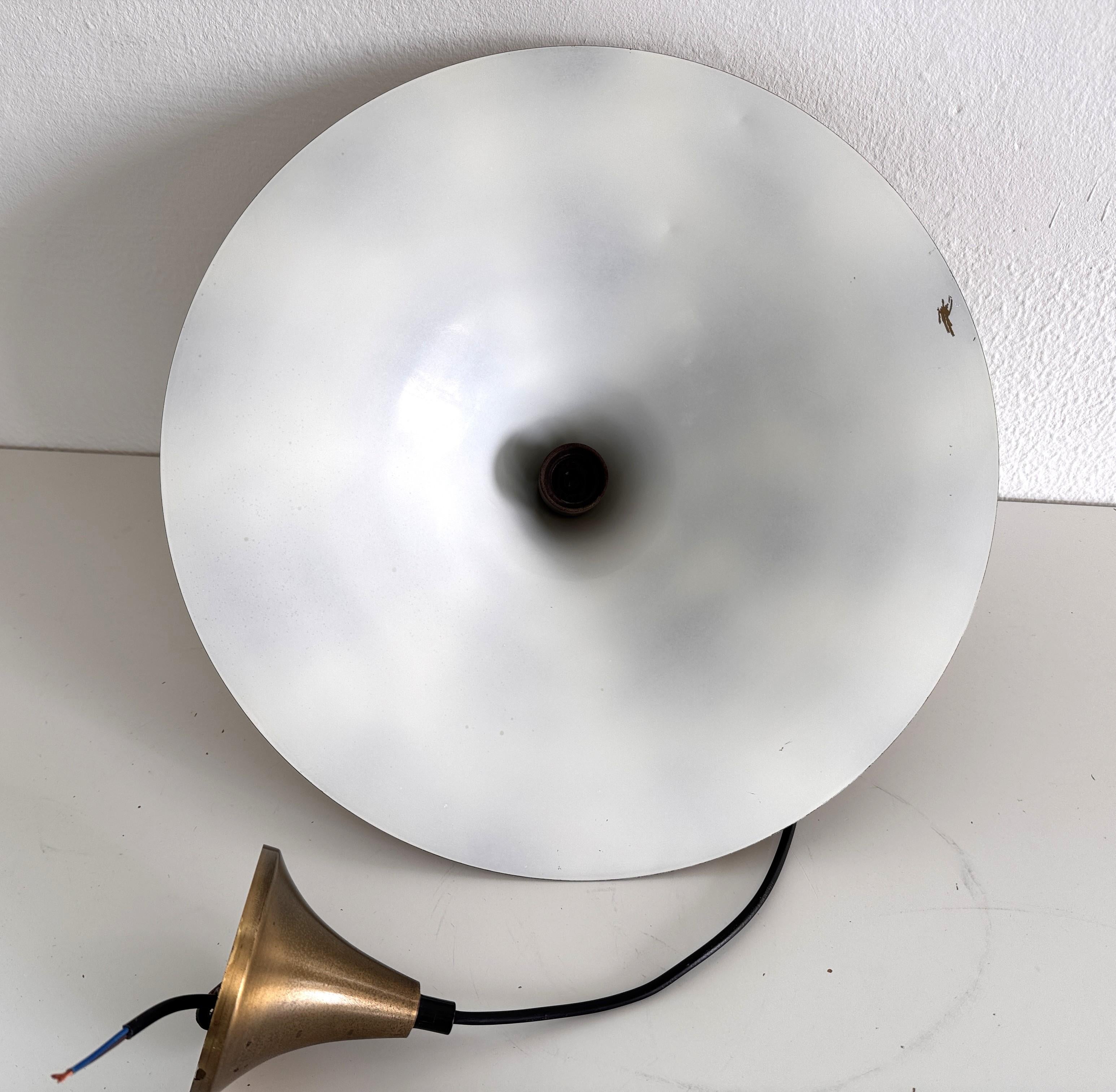 Coppia di lampade a sospensione in ottone del Medioevo, anni '70 in vendita 2