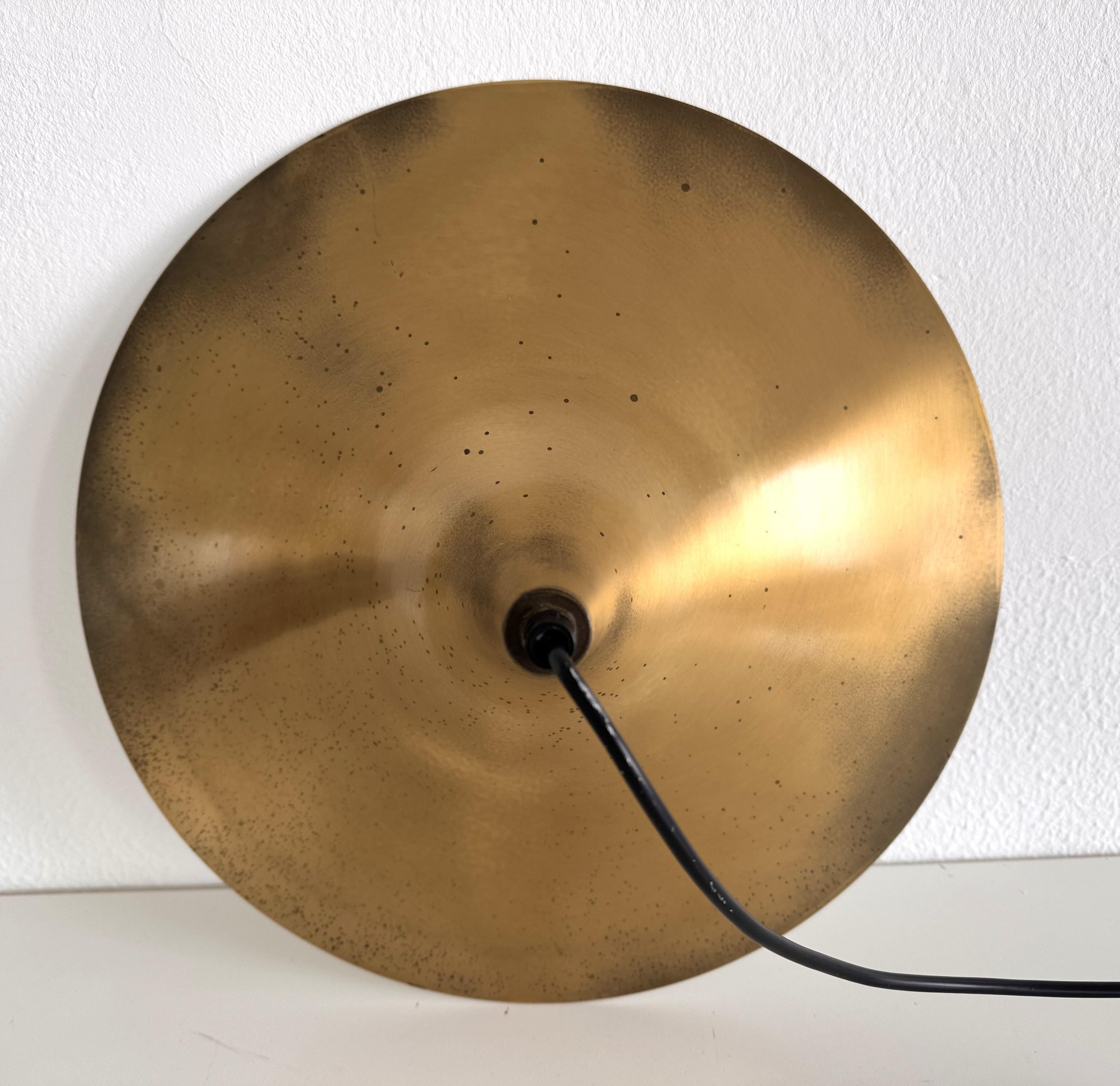 Coppia di lampade a sospensione in ottone del Medioevo, anni '70 in vendita 3