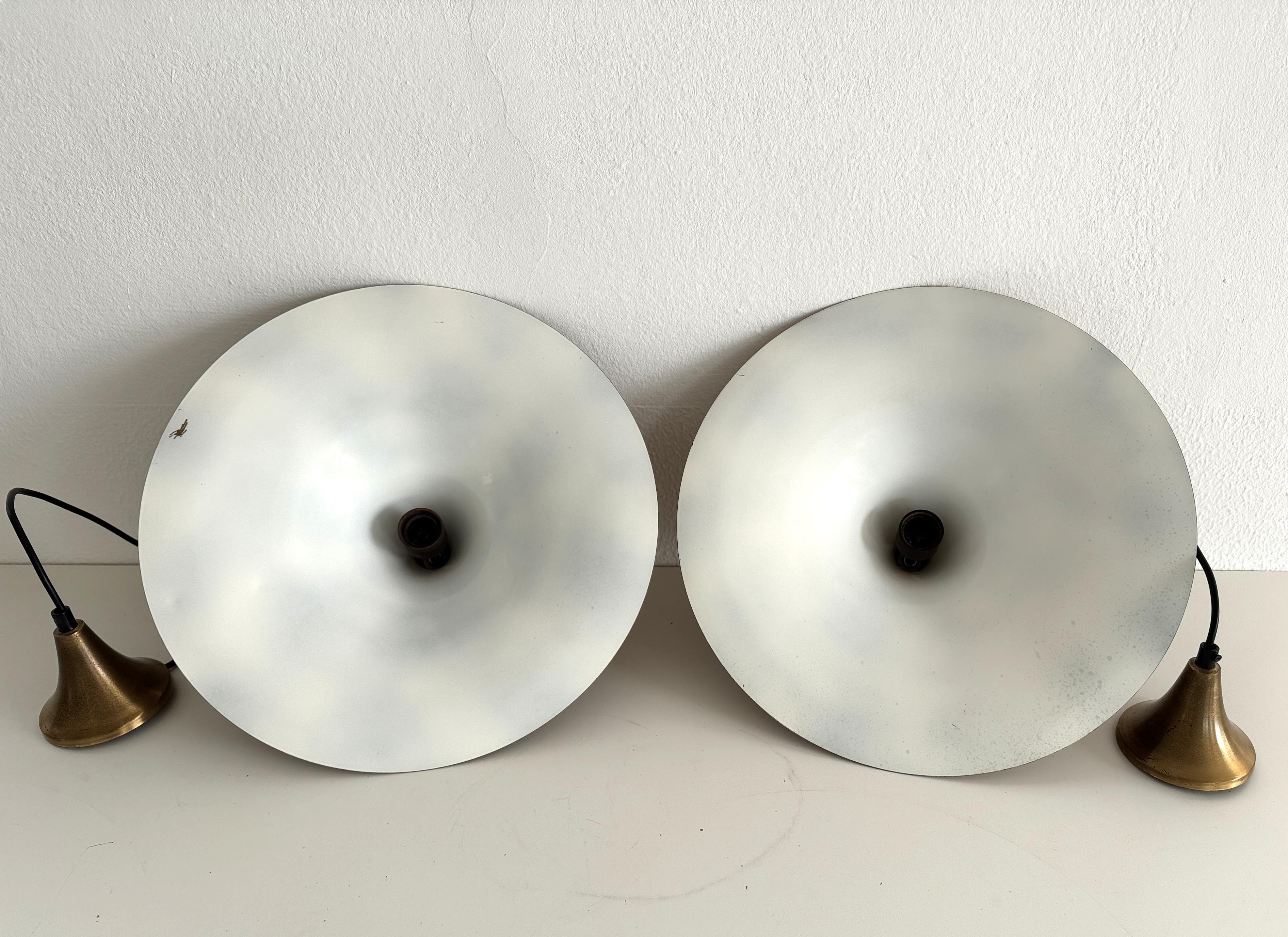 Coppia di lampade a sospensione in ottone del Medioevo, anni '70 in vendita 4