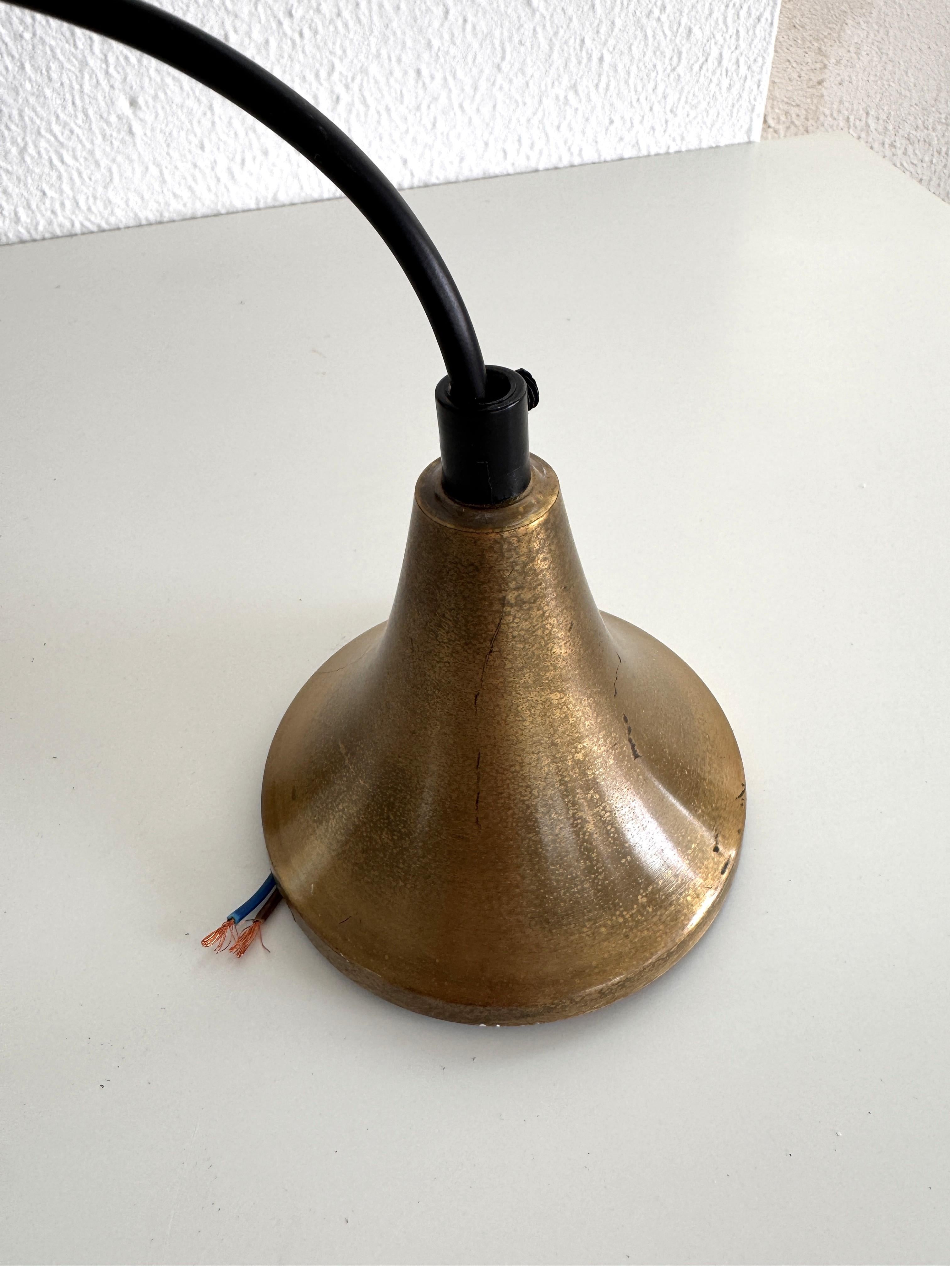 Coppia di lampade a sospensione in ottone del Medioevo, anni '70 in vendita 8