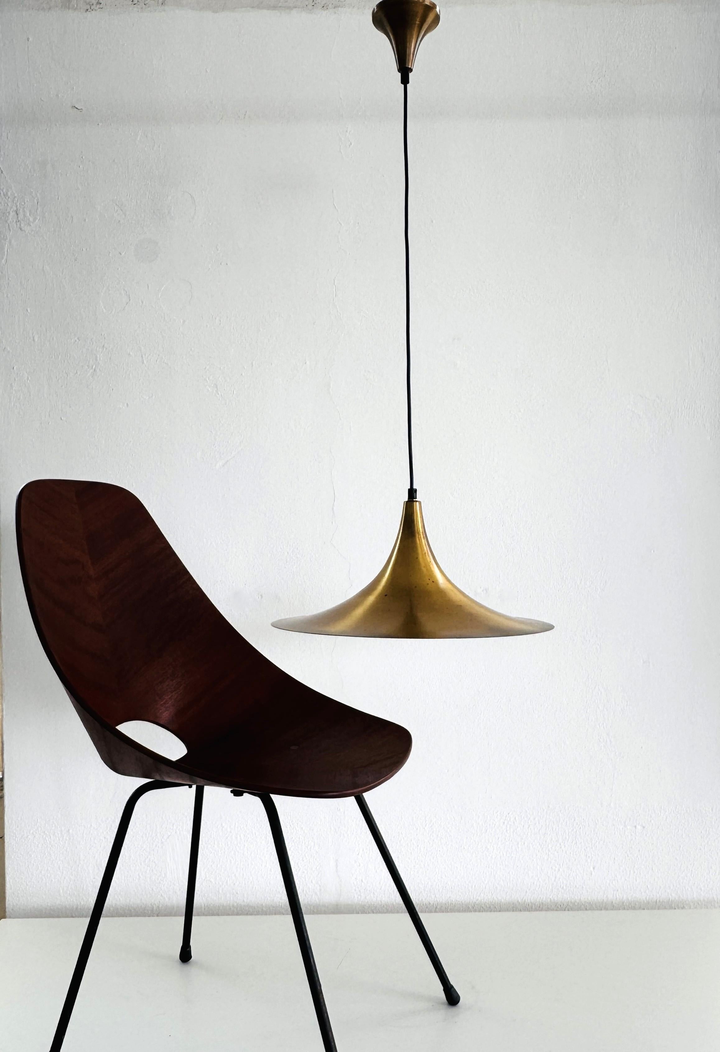 Coppia di lampade a sospensione in ottone del Medioevo, anni '70 in vendita 9