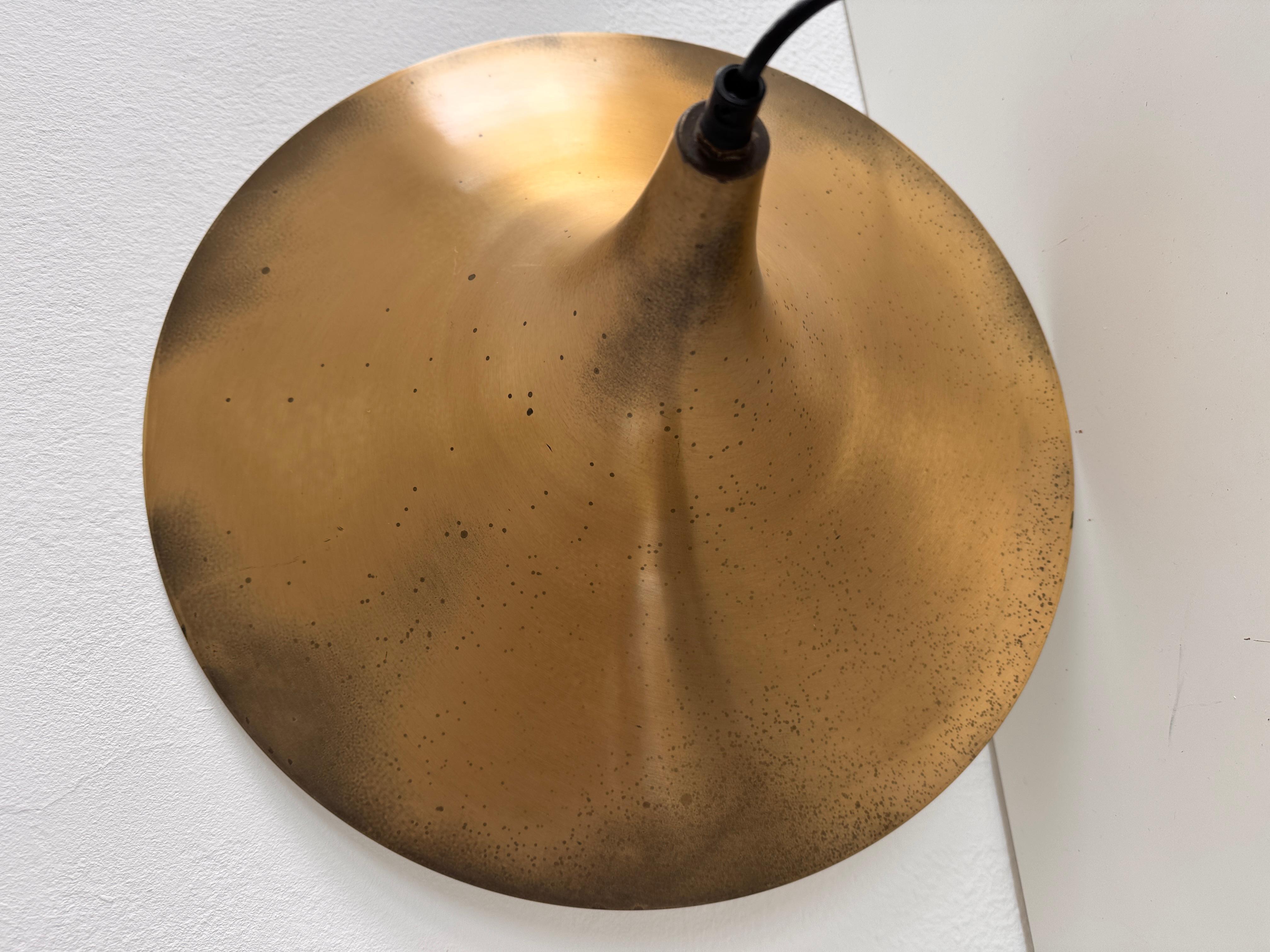 Coppia di lampade a sospensione in ottone del Medioevo, anni '70 in vendita 10