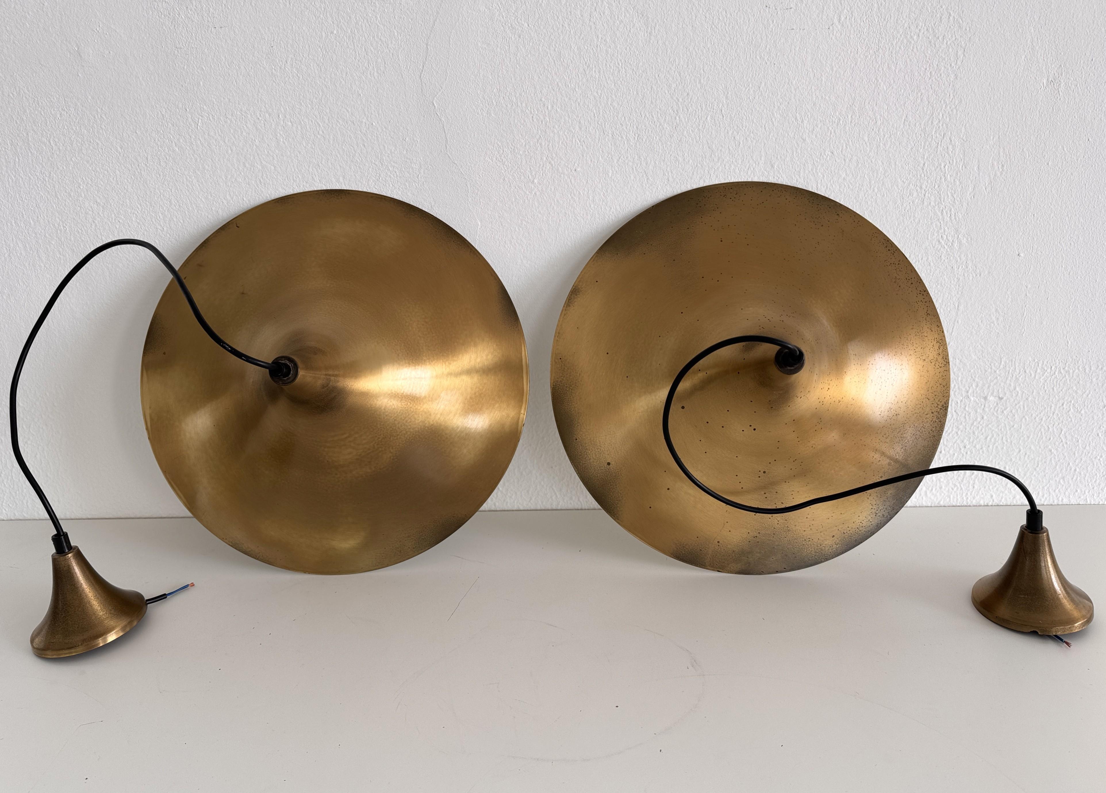 Coppia di lampade a sospensione in ottone del Medioevo, anni '70

Una coppia di lampade da soffitto di design in ottone spazzolato, prodotte in Italia negli anni Sessanta.
Lo stile è molto simile alle lampade a sospensione di Claus Bonderup &