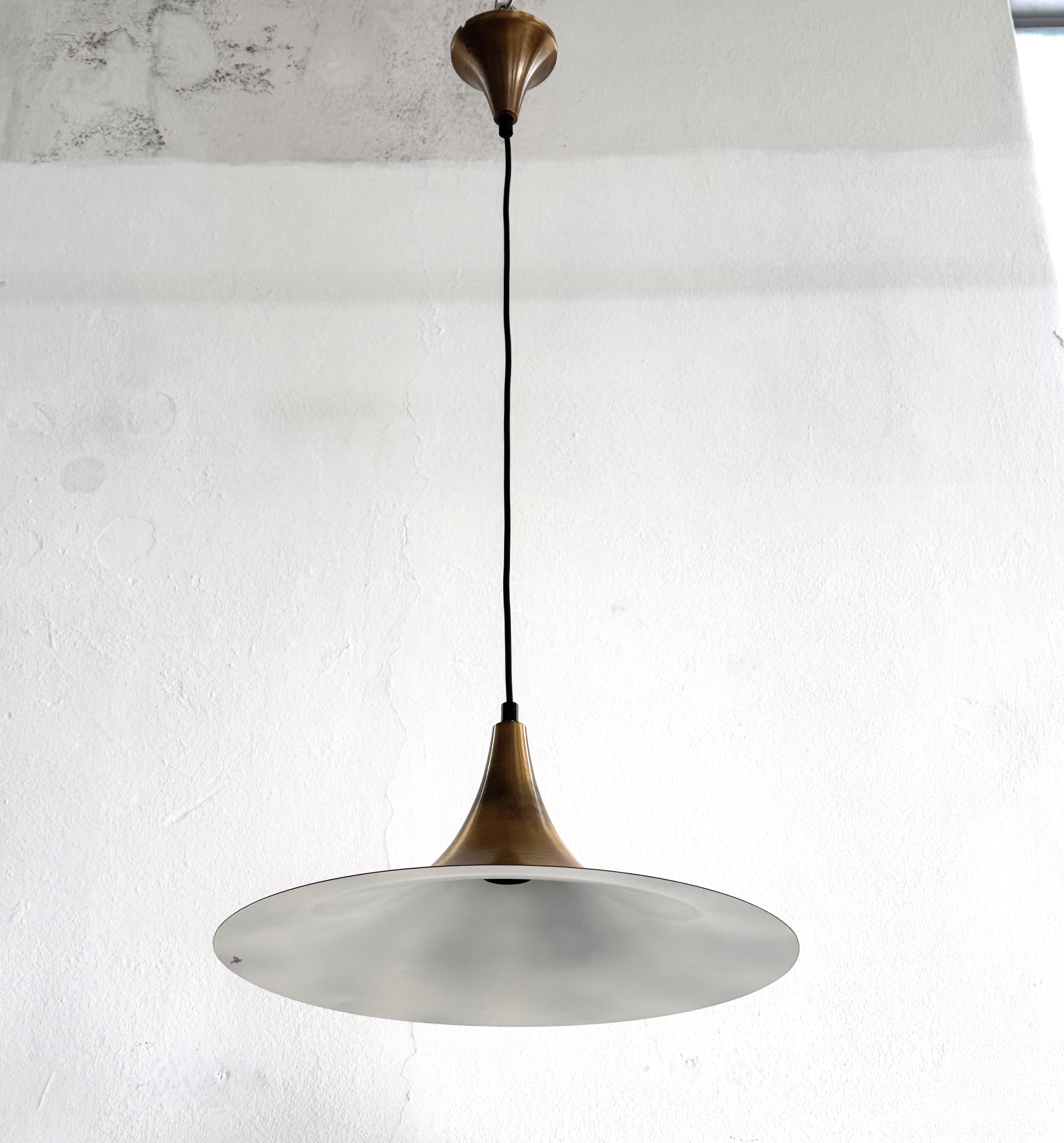 Italiano Coppia di lampade a sospensione in ottone del Medioevo, anni '70 in vendita