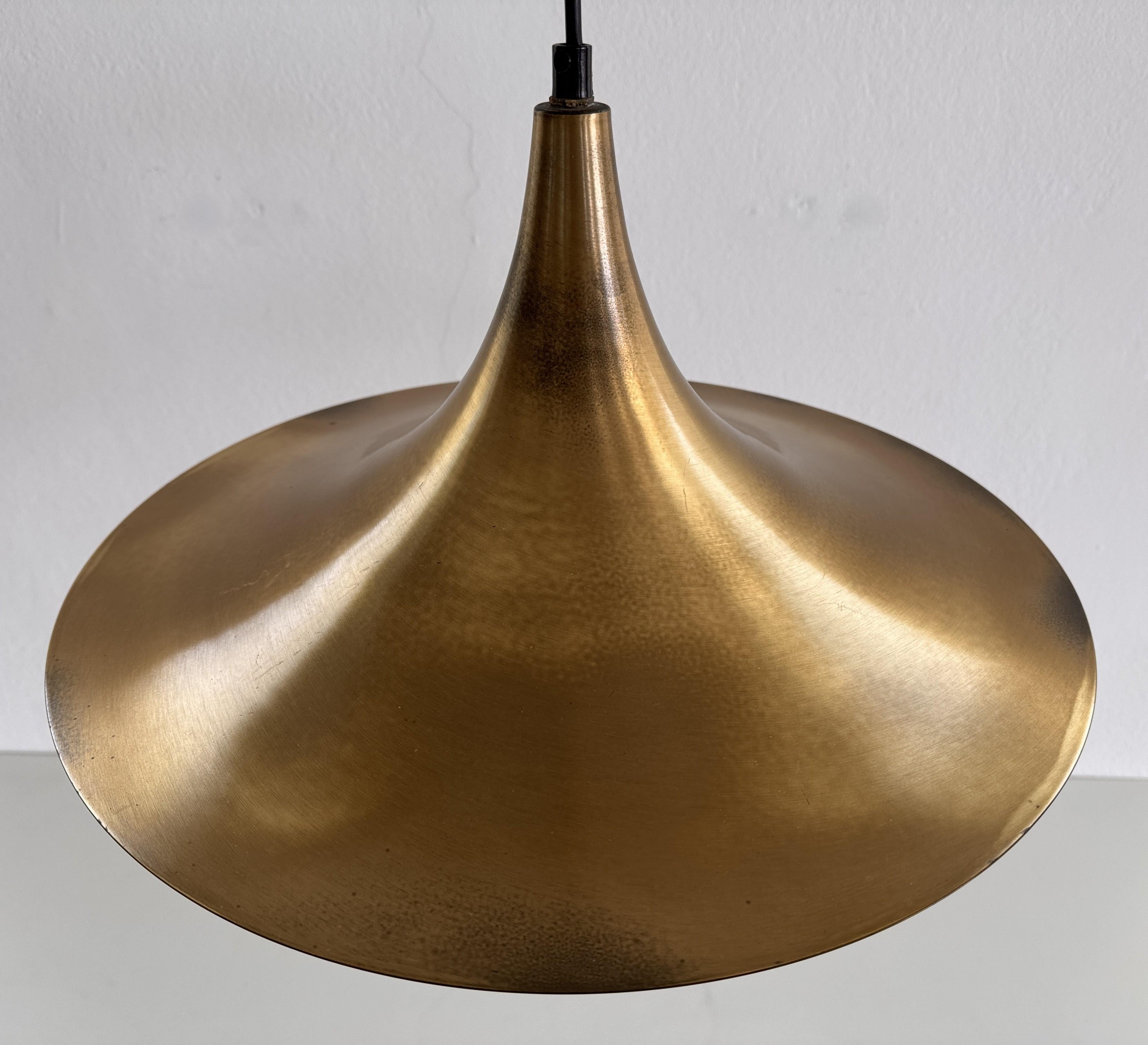 Coppia di lampade a sospensione in ottone del Medioevo, anni '70 In condizioni discrete in vendita a Morazzone, Varese