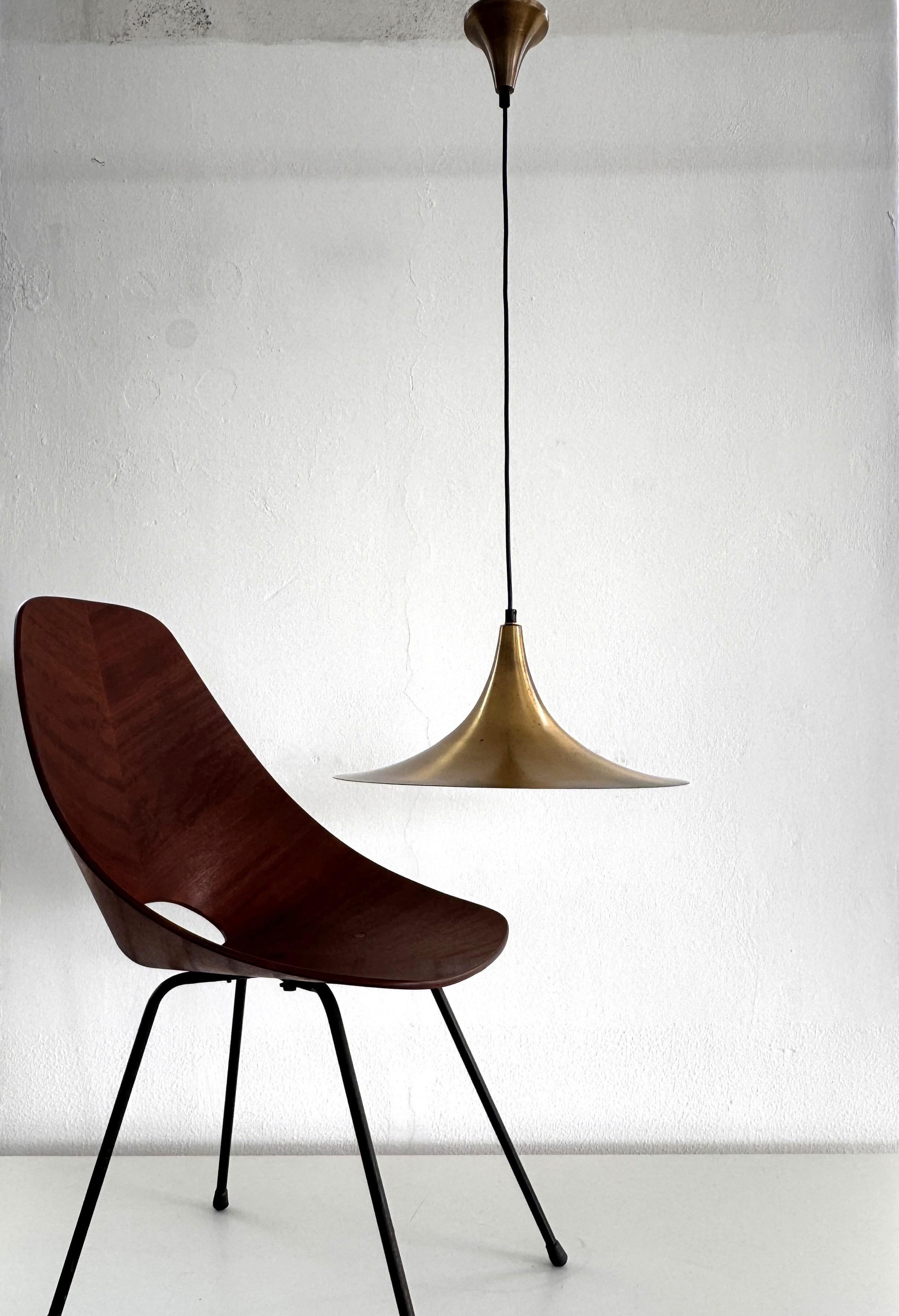 XX secolo Coppia di lampade a sospensione in ottone del Medioevo, anni '70 in vendita