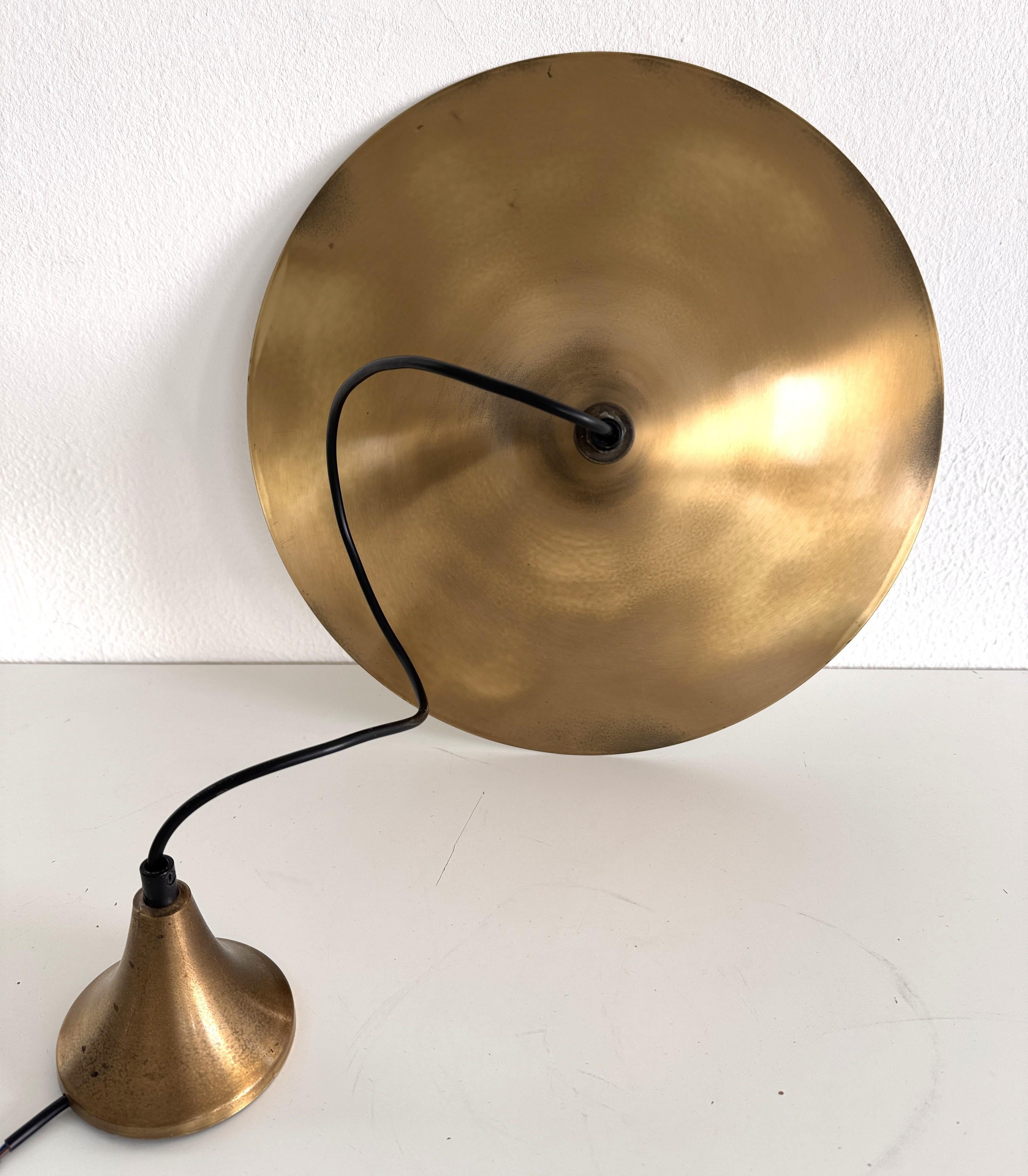 Coppia di lampade a sospensione in ottone del Medioevo, anni '70 in vendita 1