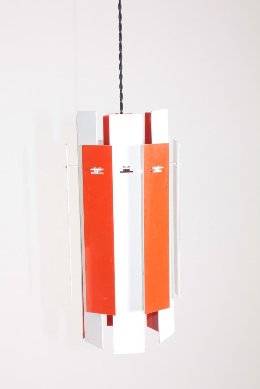 Pair of lights with red and white detachable aluminium panels, many possible ways of assembly and lighting effects. Designed by Henning Rehhof for Fog & Mørup. Great original condition.