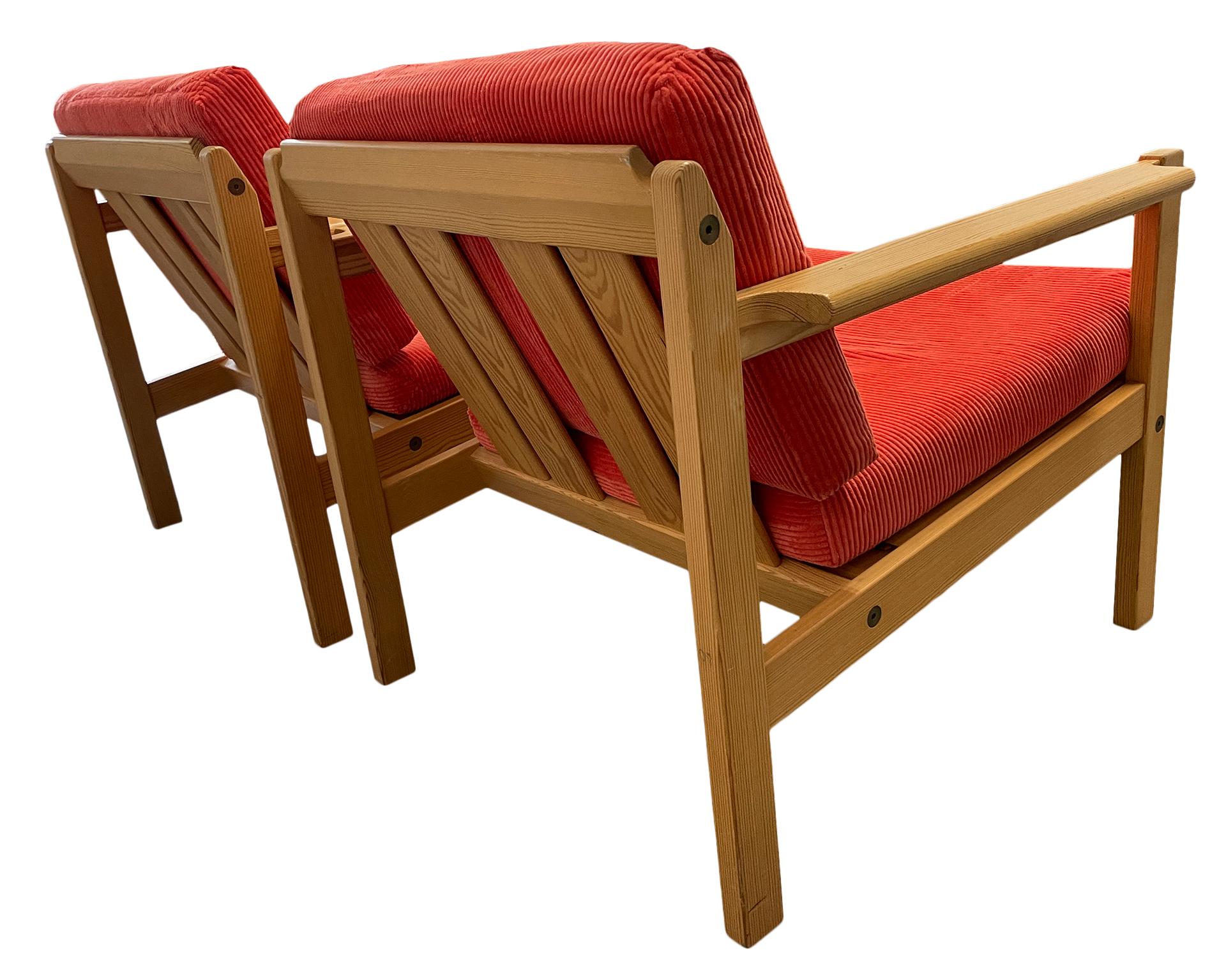 Paar Sessel aus Kiefernholz aus der Mitte des Jahrhunderts Loungesessel von Bruksbo, hergestellt in Norwegen (Norwegisch) im Angebot