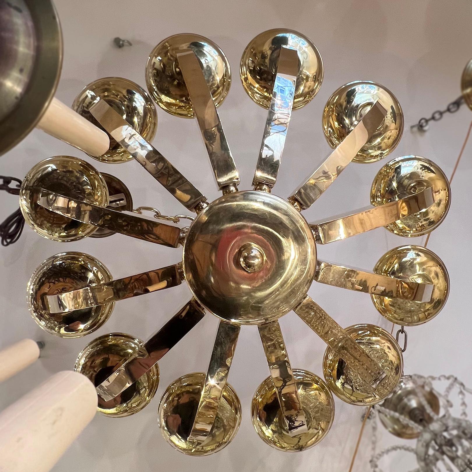 Metà XX secolo Coppia di lampadari in bronzo lucido del Medioevo, venduti singolarmente in vendita