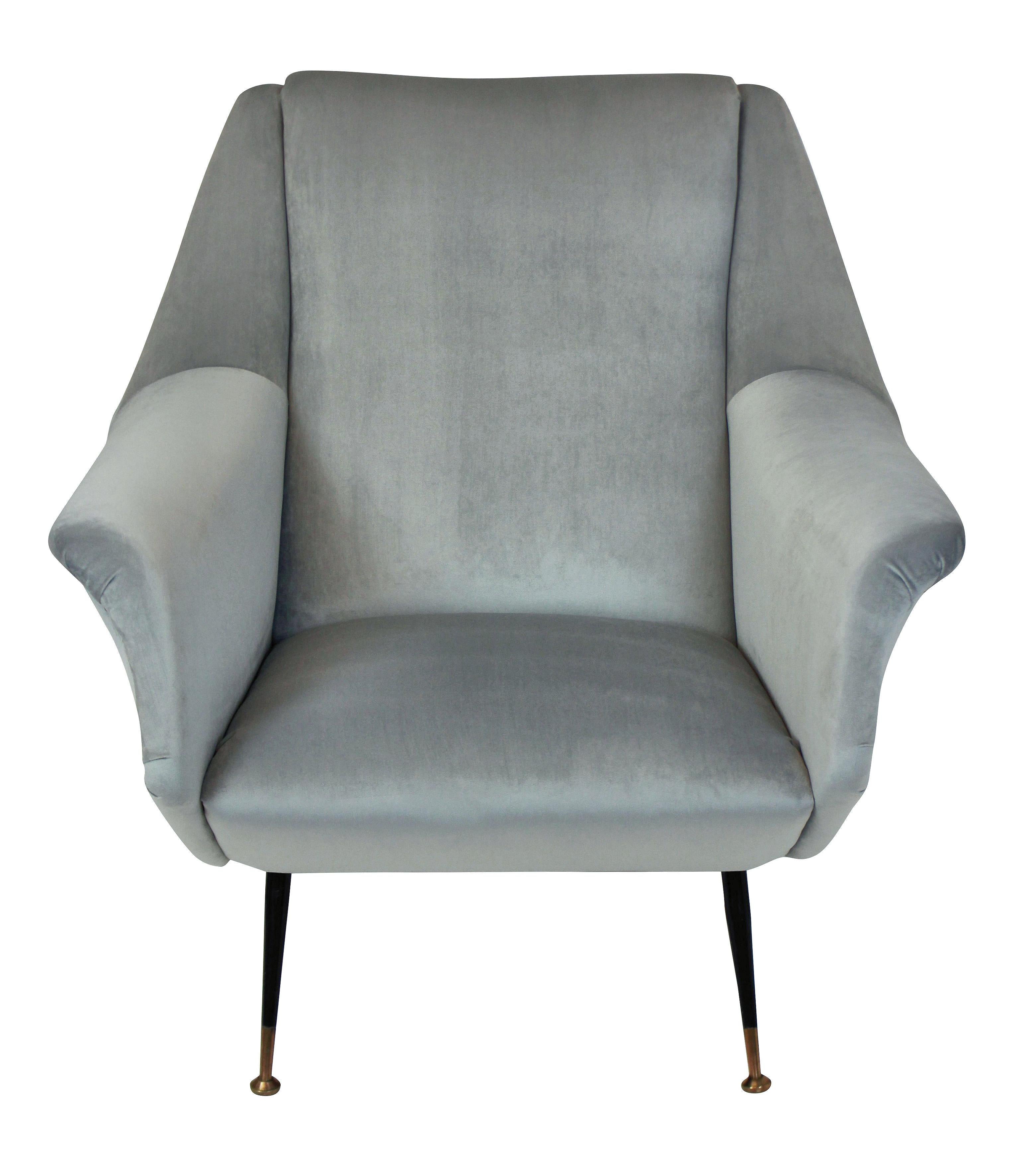 Paire de fauteuils italiens élégants dans le style de Gio Ponti, nouvellement recouverts d'un velours gris argenté.


 