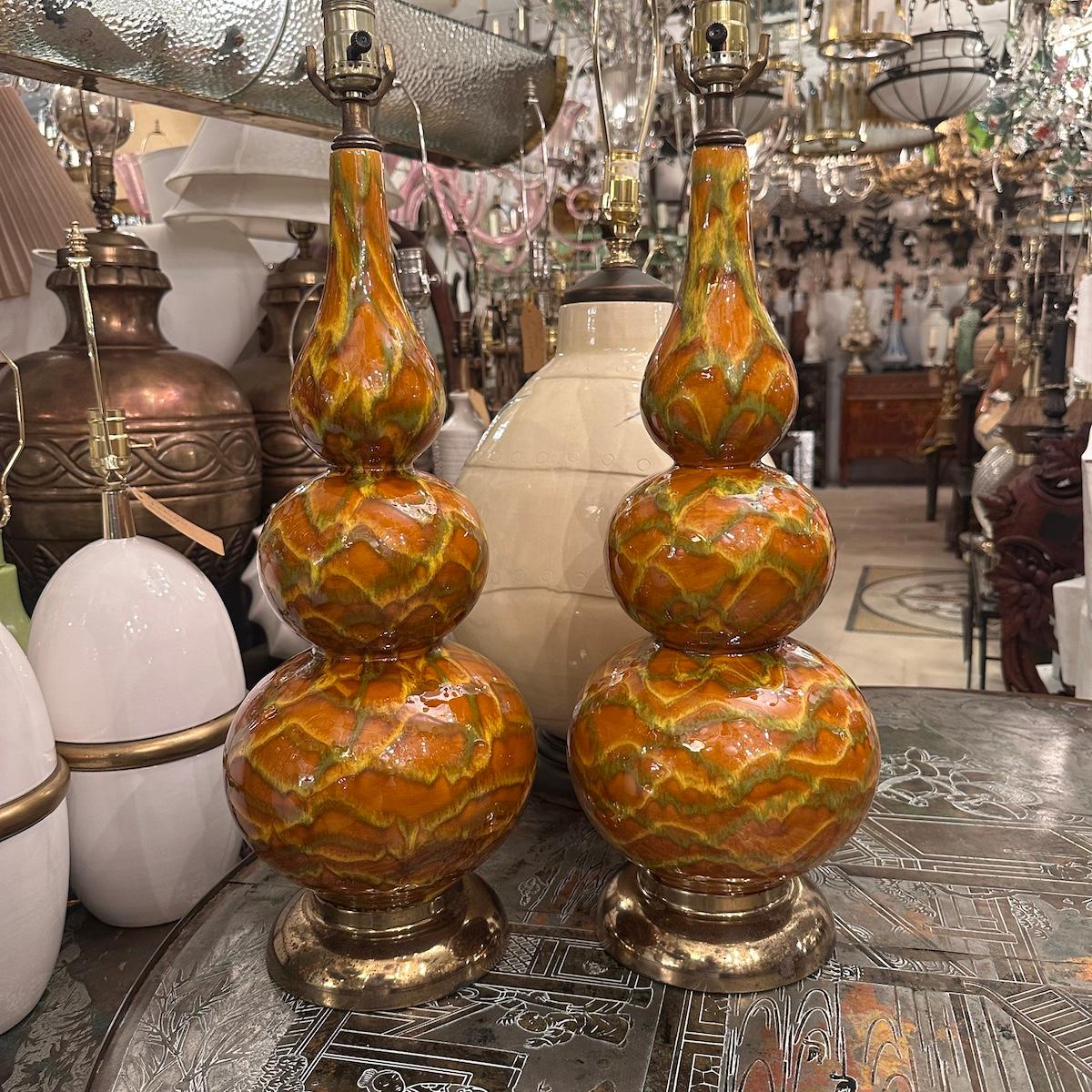 Pareja de lámparas de porcelana de mediados de siglo en venta 5