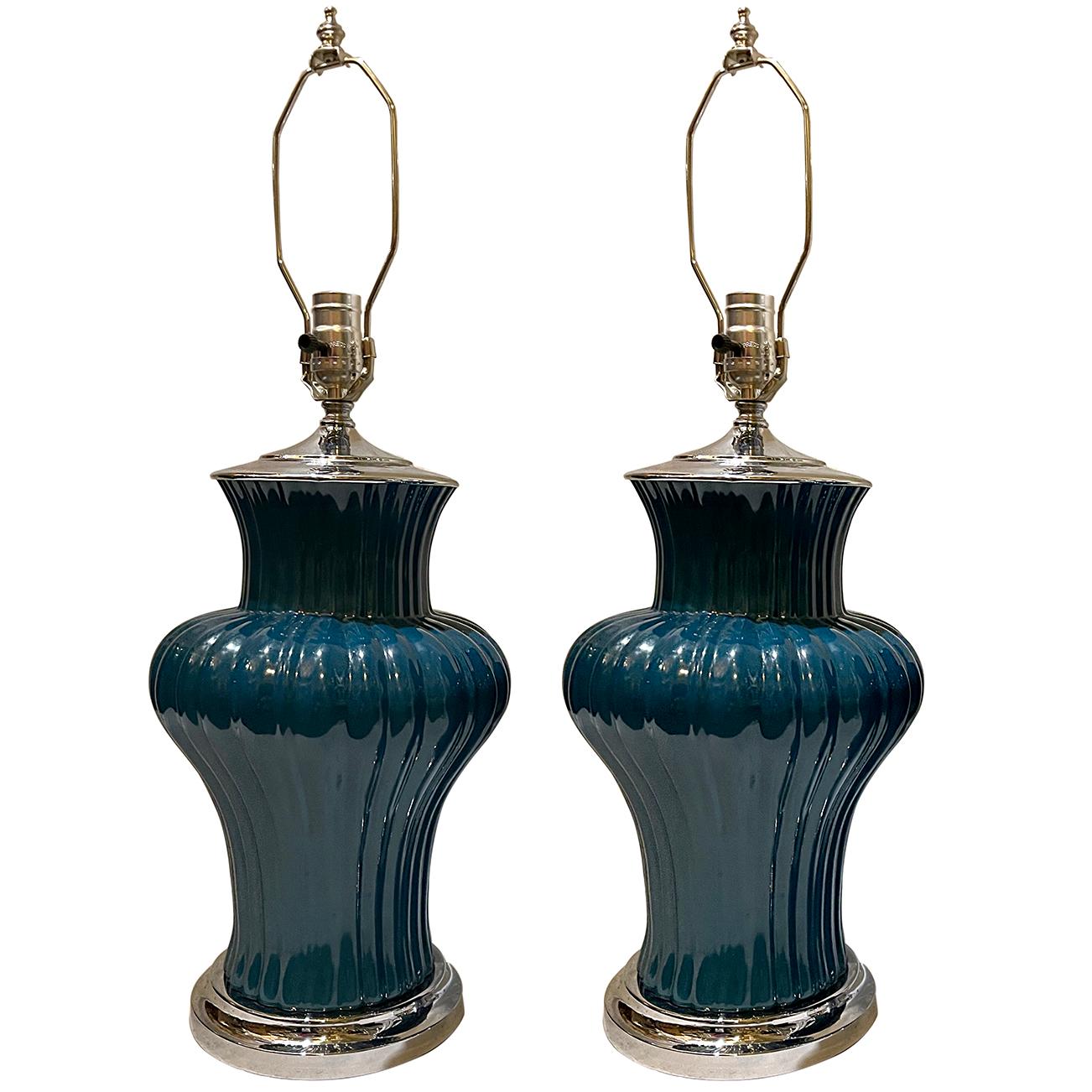 Une paire de lampes de table en porcelaine bleue italienne des années 1950 avec des bases nickelées.

Mesures :
Hauteur du corps : 17
Hauteur de l'appui de l'abat-jour : 25